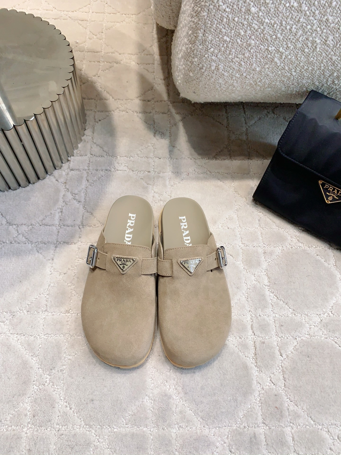 NO:789554,Prad* new thick-soled Birkenstock half-slippers, lazy slippers, big head design, super cute, soft and comfortable on the feet, cowhide leather upper, sheepskin lining, original molded outsole, size 35-39 (40 41 customized), half slippers, prada, slippers, cowhide, sheepskin19860909Prad*新款厚底勃肯半拖鞋懒人拖 大头设计萌萌的超可爱 脚感柔软舒适 鞋面牛皮 内里羊皮 原版开模大底 尺码35-39（40 41定做）,半拖,prada,slippers,cowhide,sheepskin,Women's Shoes