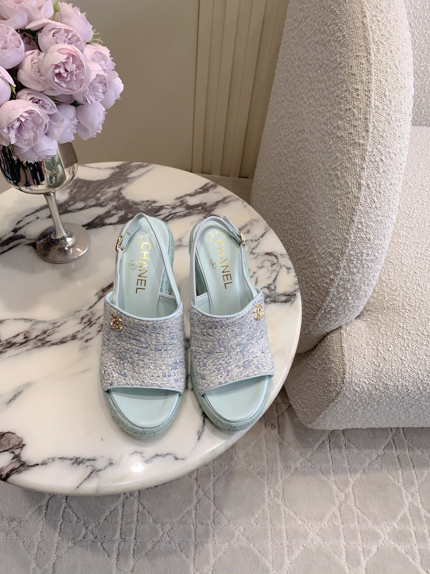 NO:789540,CHANE*'s new wedge sandals. The high-end feel of Xiangjia always impresses people. They look simple but are inexplicably high-end on the feet. Absolutely girly. Comfortable and easy to wear. Upper sheepskin/cloth. Lining sheepskin. Non-slip rubber sole. Heel height 10cm. Size 35-39 (40 41 custom-made). High heels and slippers, chanel, chanel, sandals, high heels, slippers, sheepskin.19860909CHANE*新款坡跟凉鞋 香家高级感这块总让人大写的服气 看起来简单的款式 但上脚就莫名很高级 绝对的少女感 舒适好穿 鞋面羊皮/布面 内里垫脚羊皮 防滑橡胶底 跟高10cm 尺码35-39（40 41定做）,高跟鞋拖鞋,chanel,chanel,sandals,high heels,slippers,sheepskin,Women's Shoes