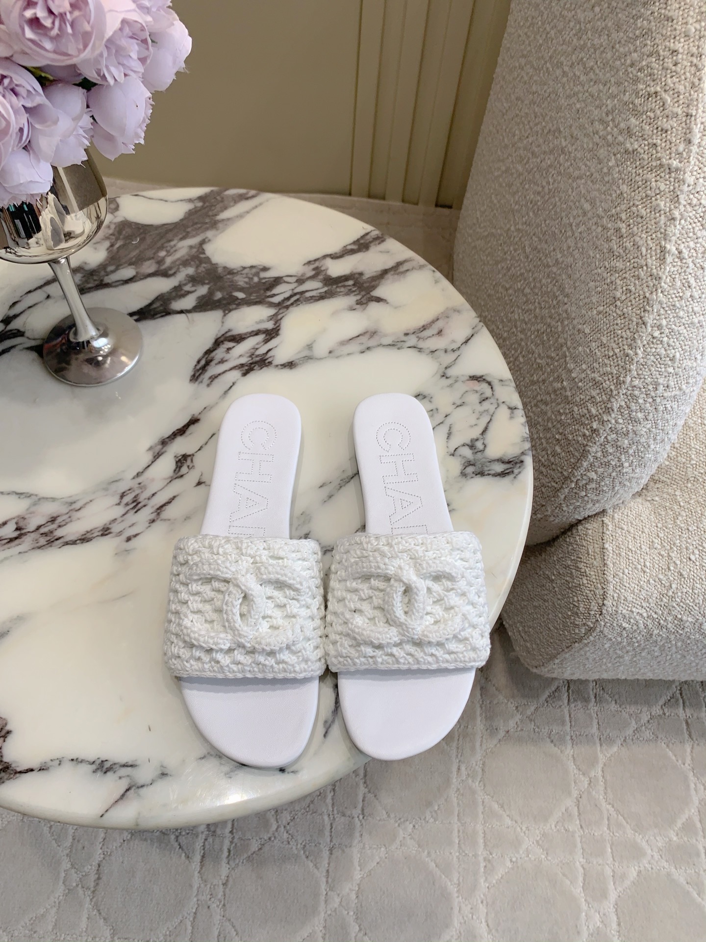 NO:789542,CHANE*'s new flat slippers. Chanel's high-end sense always impresses people. It looks like a simple style, but it is inexplicably high-end on the feet. Absolutely girly. Comfortable and easy to wear. Original woven upper. Sheepskin lining. Italian genuine leather outsole. Size 35-39 (40 41 custom-made), slippers, chanel, chanel, slippers, sheepskin, Leather soles19860909CHANE*新款平底拖鞋 香家高级感这块总让人大写的服气 看起来简单的款式 但上脚就莫名很高级 绝对的少女感 舒适好穿 鞋面原版编织 内里垫脚羊皮 意大利真皮大底 尺码35-39（40 41定做）,拖鞋,chanel,chanel,slippers,sheepskin,Leather soles,Women's Shoes