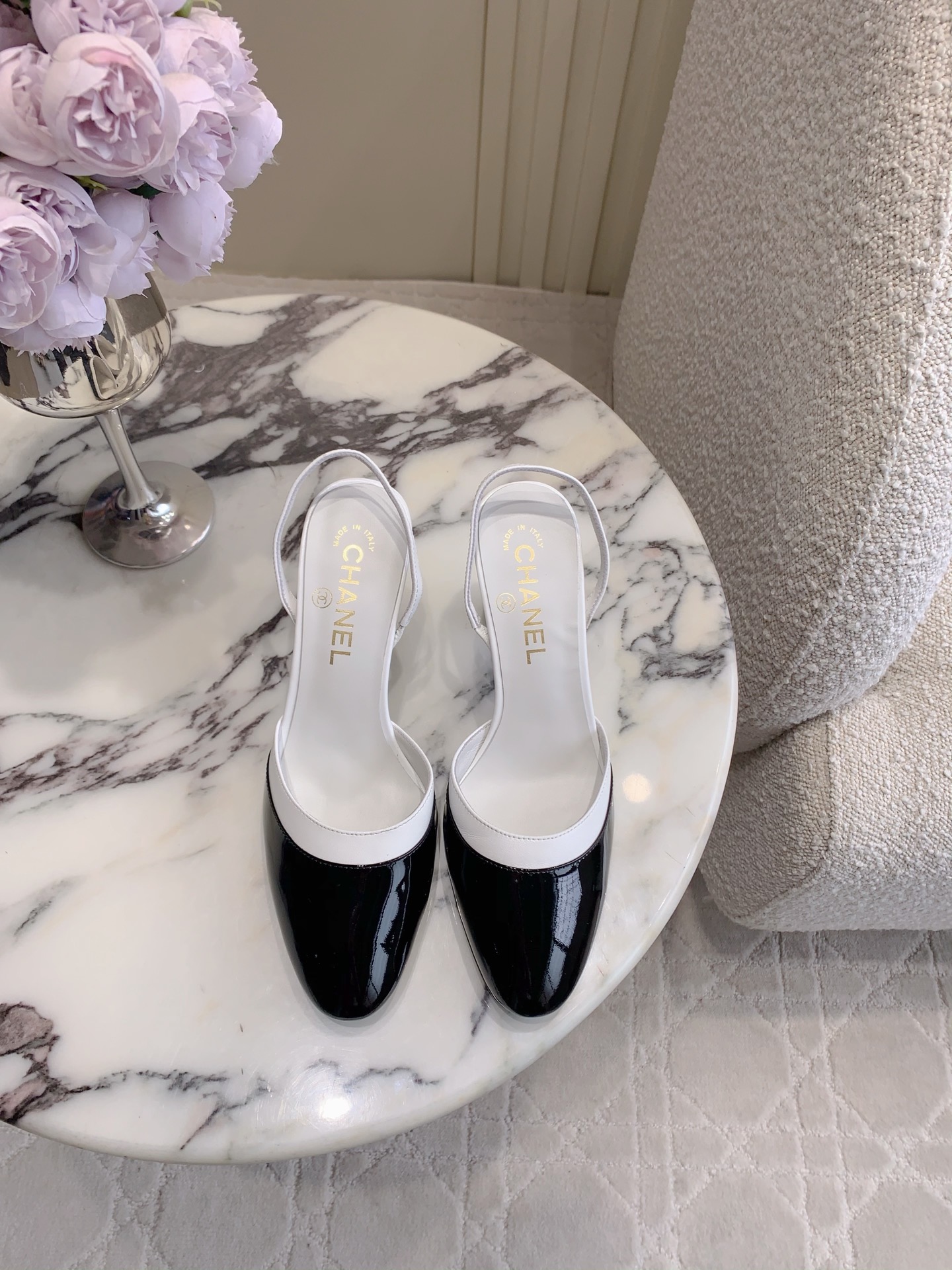 NO:789539,CHANE*'s new color-blocked back high-heeled shoes. Chanel's high-end sense always impresses people. It looks like a simple style, but it is inexplicably high-end on the feet. Absolutely girly feeling. Comfortable and easy to wear. Cow patent leather upper, sheepskin lining, Italian leather outsole. Heel height 7.5cm. Size 35-39 (40 41 custom-made), high-heeled sandals, chanel, chanel, sandals, high heels, sheepskin, Leather soles19860909CHANE*新款拼色后空高跟鞋 香家高级感这块总让人大写的服气 看起来简单的款式 但上脚就莫名很高级 绝对的少女感 舒适好穿 鞋面牛漆皮 内里垫脚羊皮 意大利真皮大底 跟高7.5cm 尺码35-39（40 41定做）,高跟鞋凉鞋,chanel,chanel,sandals,high heels,sheepskin,Leather soles,Women's Shoes