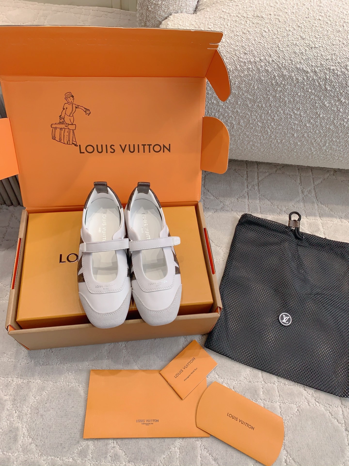 NO:816557,The top version of Louis Vuitt* SNEAKERINA Dexun shoes, ballet dance sports Forrest Gump shoes are here. The absolute original 1:1 consistent production of goods is the only difference between you and international purchasing agents. There is only one such good source of goods!  !  Every detail is textbook version!  Withstand any scrutiny!  Full of high-end feel!  A popular model among bloggers at home and abroad, it is retro, fashionable and looks great on your feet!  The official website's main recommendation: cowhide stitching for the upper, cowhide for the foot pads, original molded outsole with Sacchetto craftsmanship and TPU outsole, upgraded soft wearing experience, incomparable comfort on the upper foot, light and weight-free, you can wear it with a unique personality whether it is daily outings or travel parties. Sizes 35-39 (custom-made in 40), ballet shoes, louis vuitton, cowhide19860909顶级版本  Louis Vuitt* SNEAKERINA 德训鞋芭蕾舞蹈运动阿甘鞋硬货来啦  绝对的原版1:1一致做货 你和国际代购之间只差一个这样的好货源！！任何细节都是教科书版本！经得起任何推敲！高级感十足！国内外博主刷爆的一款,复古又时髦上脚美炸了！官网主推款  鞋面牛皮拼接 垫脚牛皮 原版开模大底Sacchetto 工艺和 TPU 外底升级轻柔穿着体验 上脚无敌舒适 轻盈无负重感,无论是日常出街还是旅行派对,都能穿出独一无二的个性 尺码35-39（40定做）,芭蕾舞鞋,louis vuitton,cowhide,Women's Shoes