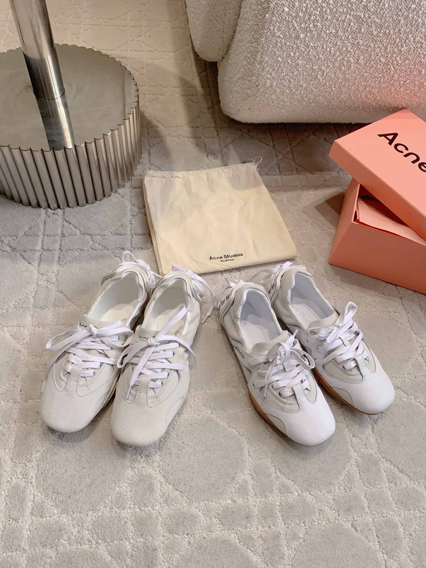 NO:817520,Acne Studio's latest new ballet-style bow-tie sneakers have a clear 'Acn* Studios' brand logo on the shoe body, making the brand highly recognizable. They are made of high-quality materials such as leather, and the design style combines retro and modern feel. The shoe shape is simple and yet individual. The style is a lace-up casual shoe, which can adapt to a variety of styles, from fashionable commuting to street fashion. The shoelaces are uniquely designed, and some shoes are decorated with the brand's iconic details. The overall details highlight the brand's design ingenuity and pursuit of quality.  Material: cowhide/cow suede, sheepskin lining, rubber outsole, 2cm height increase, shoe size 35-40 (customized size 40 is not returnable), casual shoes/sports shoes,acne studios,dior,sneakers,cowhide,sheepskin19860909Acne Studio*新款芭蕾风蝴蝶结绑带球鞋 鞋身带有明显的“Acn* Studios”品牌标识,品牌辨识度较高.采用皮革等优质材质,设计风格融合了复古与现代感,鞋型线条简约又不失个性. 款式为系带休闲鞋,能适配多种穿搭风格,从时尚通勤到街头潮流都可驾驭.鞋带设计独特,部分鞋款带有品牌标志性的细节装饰,整体细节彰显品牌的设计巧思与品质追求. 材质牛皮/牛反绒 内里羊皮 大底橡胶大底 增高2cm 鞋码35-40码（40码定制不退换）,休闲鞋/运动鞋,acne studios,dior,sneakers,cowhide,sheepskin,Women's Shoes