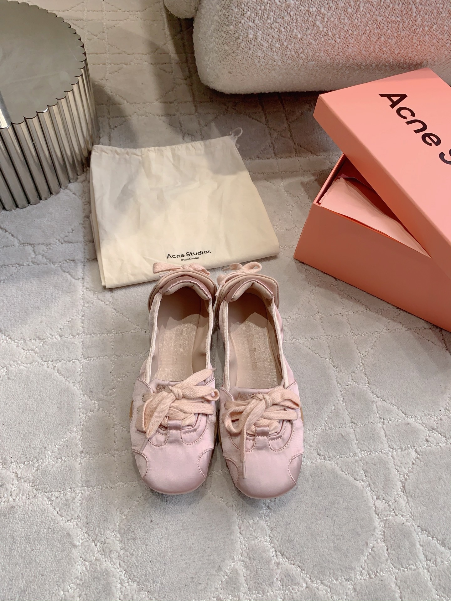 NO:817499,Acn* Studio*25s ballet-style bow strap pumps reshape the silhouette of classic ballet shoes, combining the romantic elegance of ballet with the casual feel of the street. Some styles also incorporate trendy elements such as retro, Y2K technology, etc. The toe is a classic shape of a rounded ballet shoe, with a lace design on the front and a decorative strap on the heel; the Acn* Studios brand logo is printed on the tongue, and the ultra-thin sole creates a lightweight feel. Material: Cloth lining Sheepskin  Big rubber outsole, 2cm higher, shoe size 35-40 (customized size 40 is non-returnable), ballet shoes, dior, sheepskin19860909Acn* Studio*25s 芭蕾风蝴蝶结绑带浅口单鞋 重塑经典芭蕾舞鞋轮廓,将芭蕾的浪漫优雅与街头休闲感结合,部分款式还融入复古做旧、Y2K科技感等潮流元素. 鞋头为圆润的芭蕾舞鞋经典造型,鞋面前侧有系带设计,鞋后跟处搭配装饰性绑带；鞋舌处印有Acn* Studios品牌标识,超薄鞋底打造轻量化脚感. 材质布面 内里羊皮 大底橡胶大底 增高2cm 鞋码35-40码（40码定制不退换）,芭蕾舞鞋,dior,sheepskin,Women's Shoes