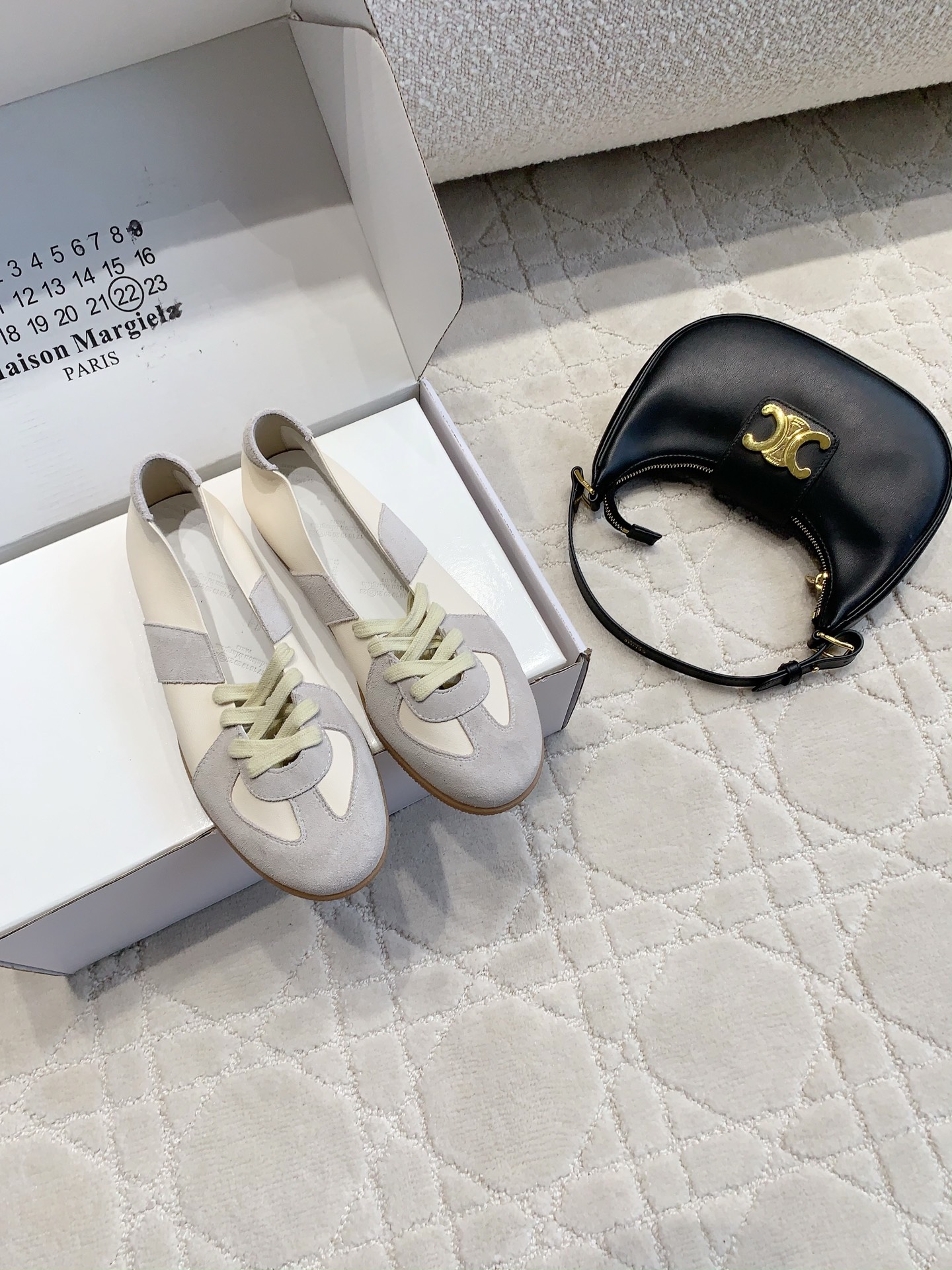 NO:922300,Shallow Mouth Deep Mouth Maison Margiel* MM6 New Ballet Training Shoes This ballet-style training shoe is based on the brand's iconic soft elements. It cleverly combines the retro training shoe shape with the light lines of ballet shoes, and has a relaxed and high-end atmosphere. It is suitable for a variety of styles, whether it is worn with casual jeans, commuter suit pants, or gentle skirts, it can be easily managed, injecting just the right sense of sophistication into the look. Upper sheepskin/cow suede  Sheepskin lining, original molded outsole, size 35-39 (customized sizes 40 and 41 are non-refundable), deep mouth 35-45, couple style, casual shoes/sports shoes, masion margiela, sneakers, skirts, business suit, sheepskin19860909浅口 深口 Maison Margiel* MM6 新款芭蕾德训鞋 这款芭蕾风德训鞋,以品牌标志性的柔美元素为基底,将复古德训鞋型与芭蕾鞋的轻盈线条巧妙融合,自带松弛又高级的氛围感. 搭配上它适配多种风格,无论是日常搭配休闲牛仔、通勤西装裤,还是搭配温柔裙装,都能轻松驾驭,为造型注入一抹恰到好处的精致感. 鞋面羊皮/牛反绒 内里羊皮 大底原版开模大底 size35-39码（40、41码定制不退换） 深口35-45 情侣款,休闲鞋/运动鞋,masion margiela,sneakers,skirts,business suit,sheepskin,Women's Shoes