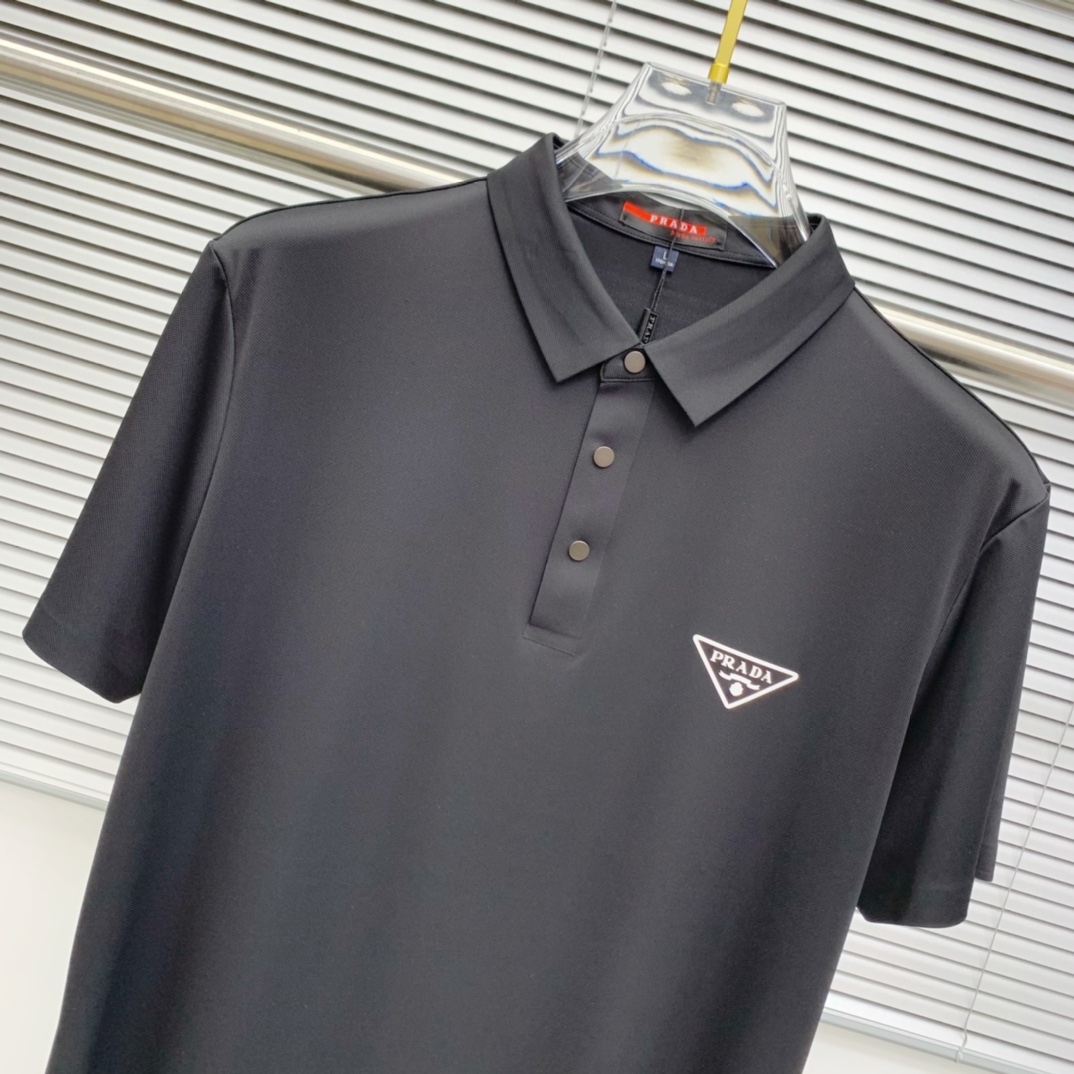 P普拉达25SS新款春夏短袖翻领T恤Polo，最高版本客供定制高端朱地面料简单时尚款，螺纹拼色螺纹配色超