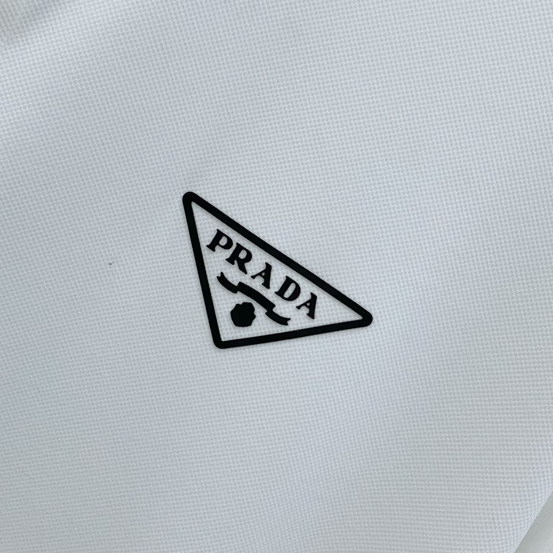 P普拉达25SS新款春夏短袖翻领T恤Polo，最高版本客供定制高端朱地面料简单时尚款，螺纹拼色螺纹配色超