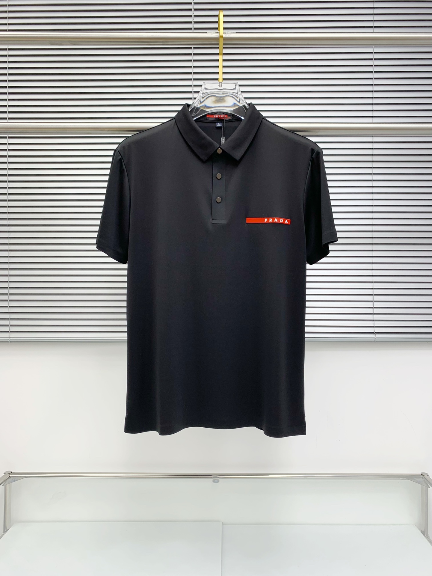 NO:454705,Prada 25SS new spring and summer short-sleeved lapel T-shirt polo, the highest version is customized with high-end vermillion floor fabric simple and fashionable style, thread color matching is super good!  The classic logo of Archaeopteryx offset logo on the chest is simple and elegant!  Full of high-end feel, wearable in all seasons. Simple European style official website is on sale... Black and white. Number M-3XL, pradaarc'teryx, T-shirt,tees, t-shirt, alexander wang19860909普拉达25SS新款春夏短袖翻领T恤polo,最高版本客供定制高端朱地面料简单时尚款,螺纹拼色螺纹配色超级好看！胸前始祖鸟胶印标识图案经典logo简单大方的款式！满满的高级感,四季可穿.简欧风格官网在售 … 黑白色.码数M-3XL,,pradaarc'teryx,T-shirt,tees，t-shirt,alexander wang,Men's clothing