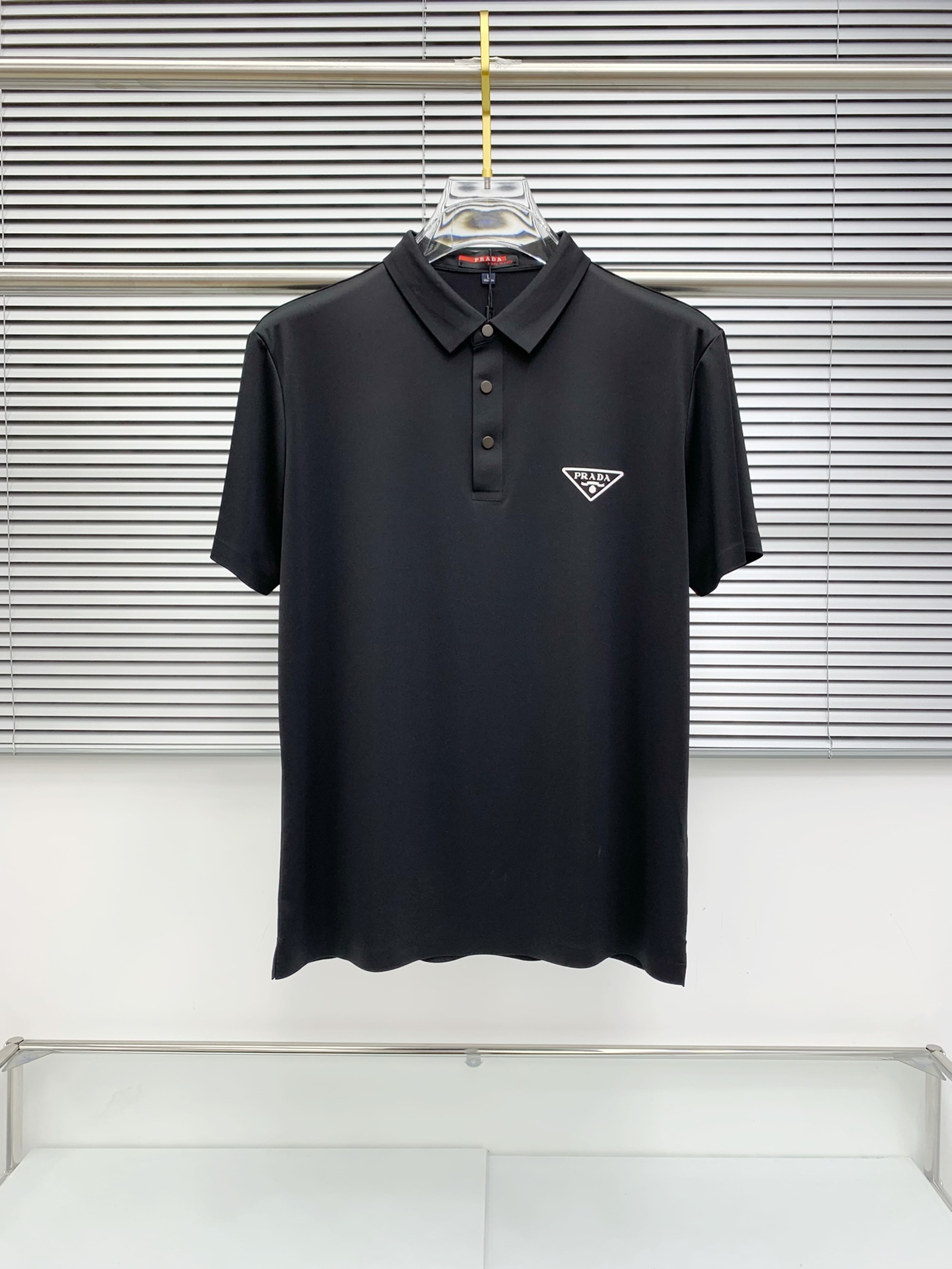 NO:454685,Prada 25SS new spring and summer short-sleeved lapel T-shirt polo, the highest version is customized with high-end vermillion floor fabric simple and fashionable style, thread color matching is super good!  The classic logo of Archaeopteryx offset logo on the chest is simple and elegant!  Full of high-end feel, wearable in all seasons. Simple European style official website is on sale... Black and white. Number M-3XL, pradaarc'teryx, T-shirt,tees, t-shirt, alexander wang19860909普拉达25SS新款春夏短袖翻领T恤polo,最高版本客供定制高端朱地面料简单时尚款,螺纹拼色螺纹配色超级好看！胸前始祖鸟胶印标识图案经典logo简单大方的款式！满满的高级感,四季可穿.简欧风格官网在售 … 黑白色.码数M-3XL,,pradaarc'teryx,T-shirt,tees，t-shirt,alexander wang,Men's clothing