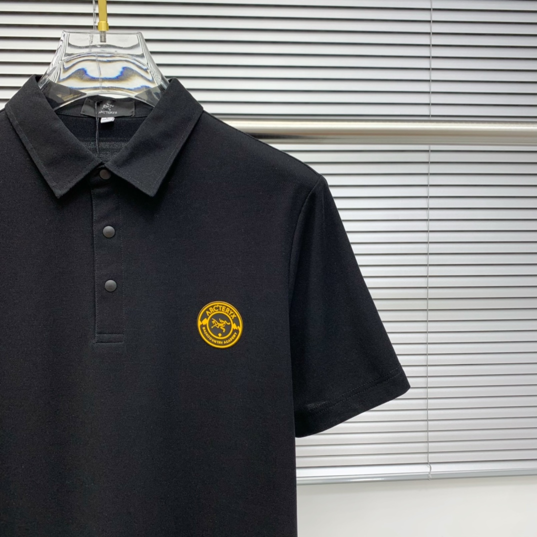 P始祖鸟25SS新款春夏短袖翻领T恤Polo，最高版本客供定制高端朱地面料简单时尚款，螺纹拼色螺纹配色超