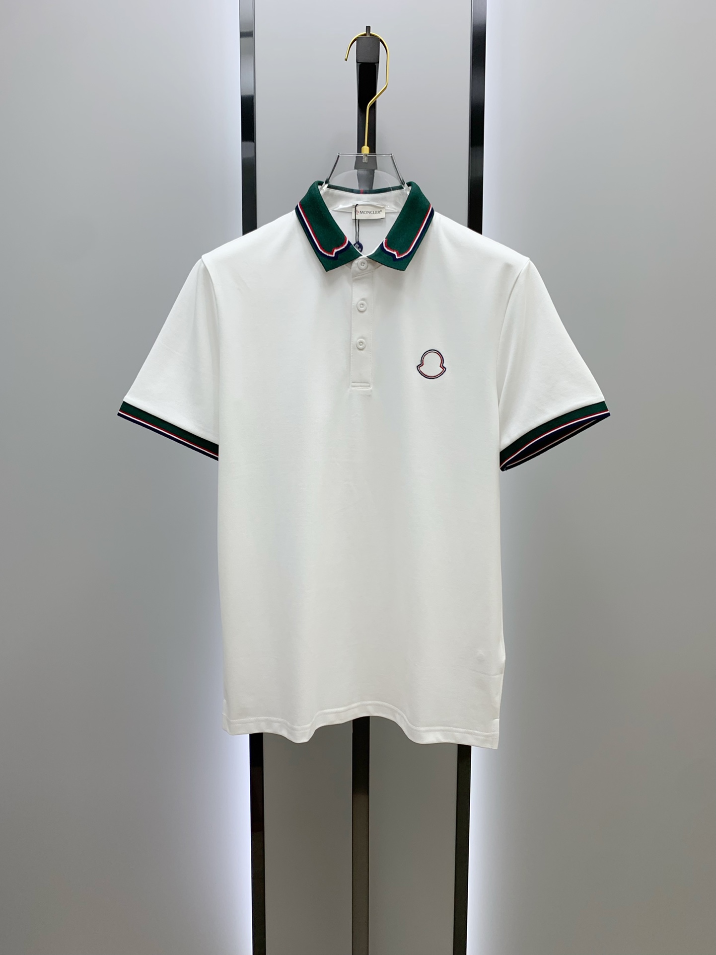 🔥 盟可睐 Moncler 绿领织带刺绣短袖Polo衫📏 尺码：M-3XL💎 面料工艺甄选高支精梳珠地棉