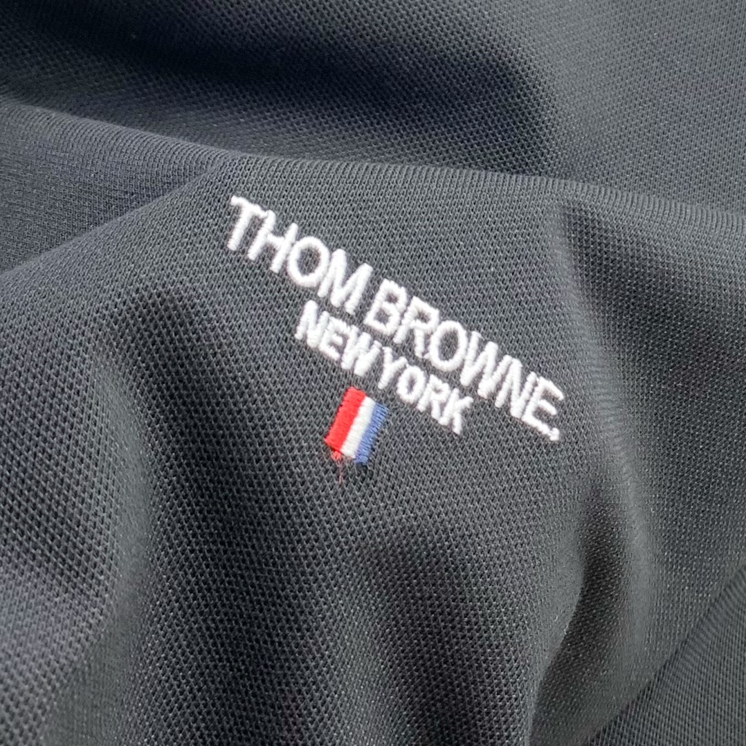 Thom Browne 经典红白蓝撞色领刺绣短袖Polo衫 男士商务休闲翻领上衣尺码：M-3XL码▪️ 
