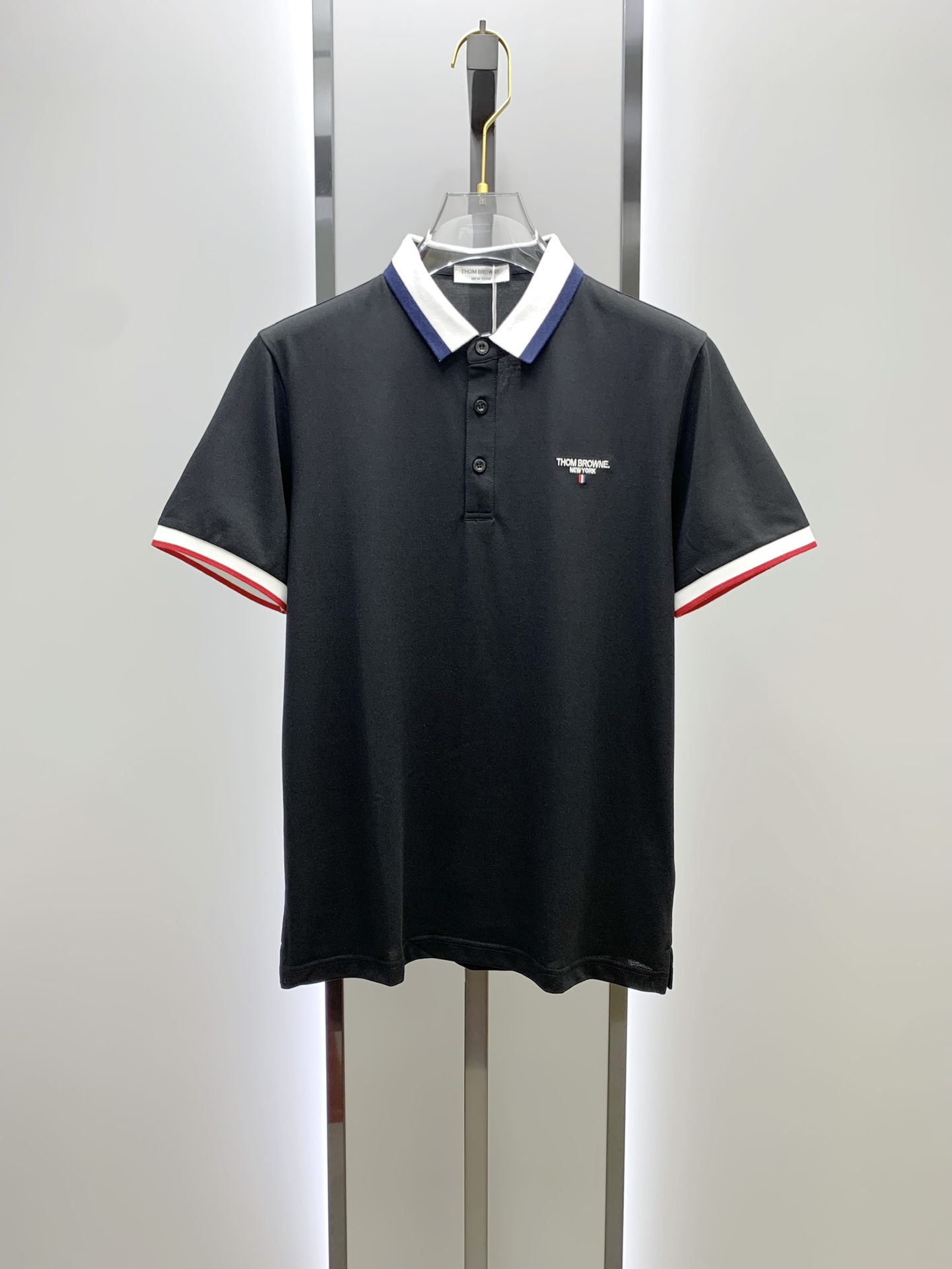 Thom Browne 经典红白蓝撞色领刺绣短袖Polo衫 男士商务休闲翻领上衣尺码：M-3XL码▪️ 