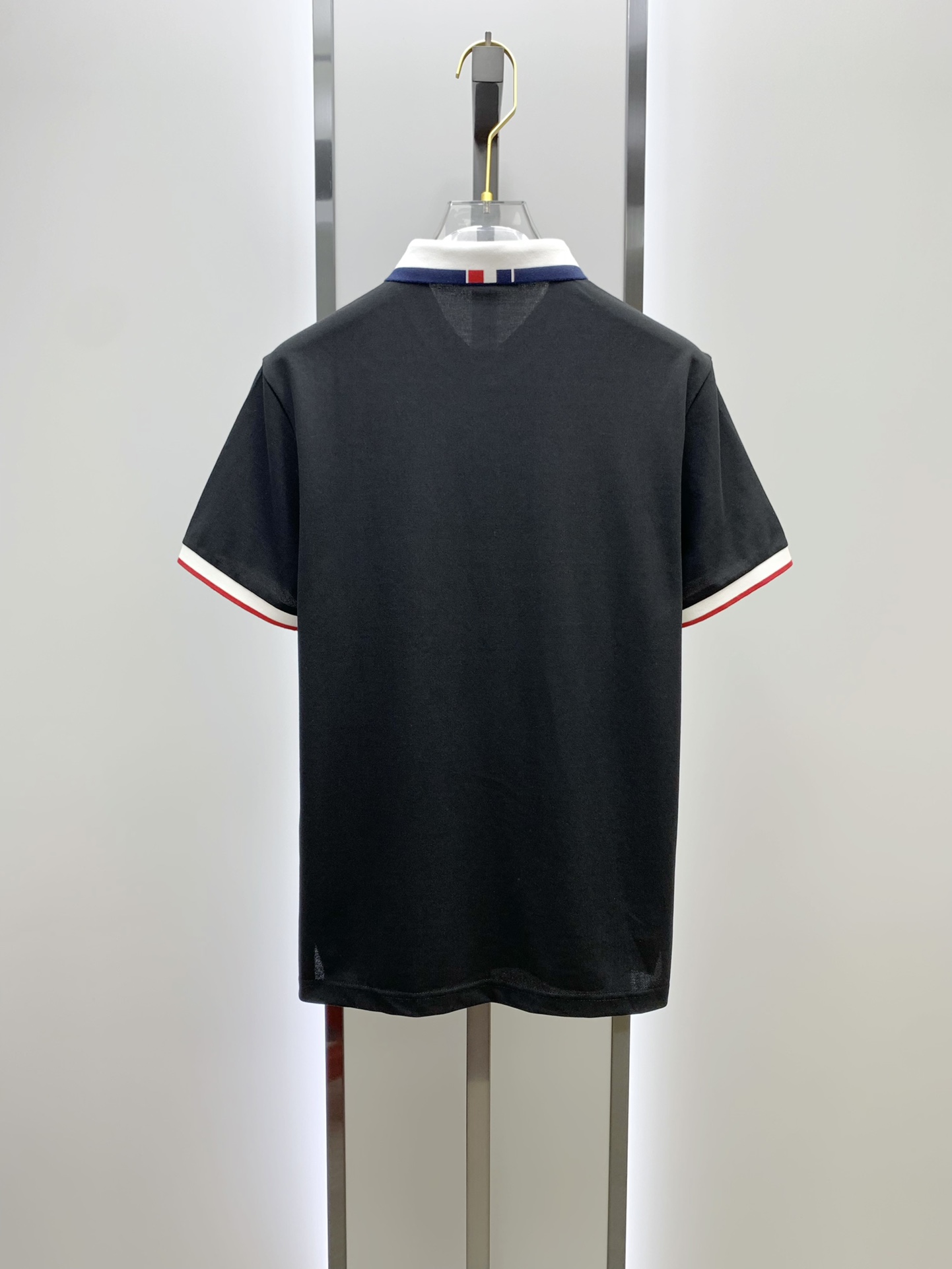 Thom Browne 经典红白蓝撞色领刺绣短袖Polo衫 男士商务休闲翻领上衣尺码：M-3XL码▪️ 