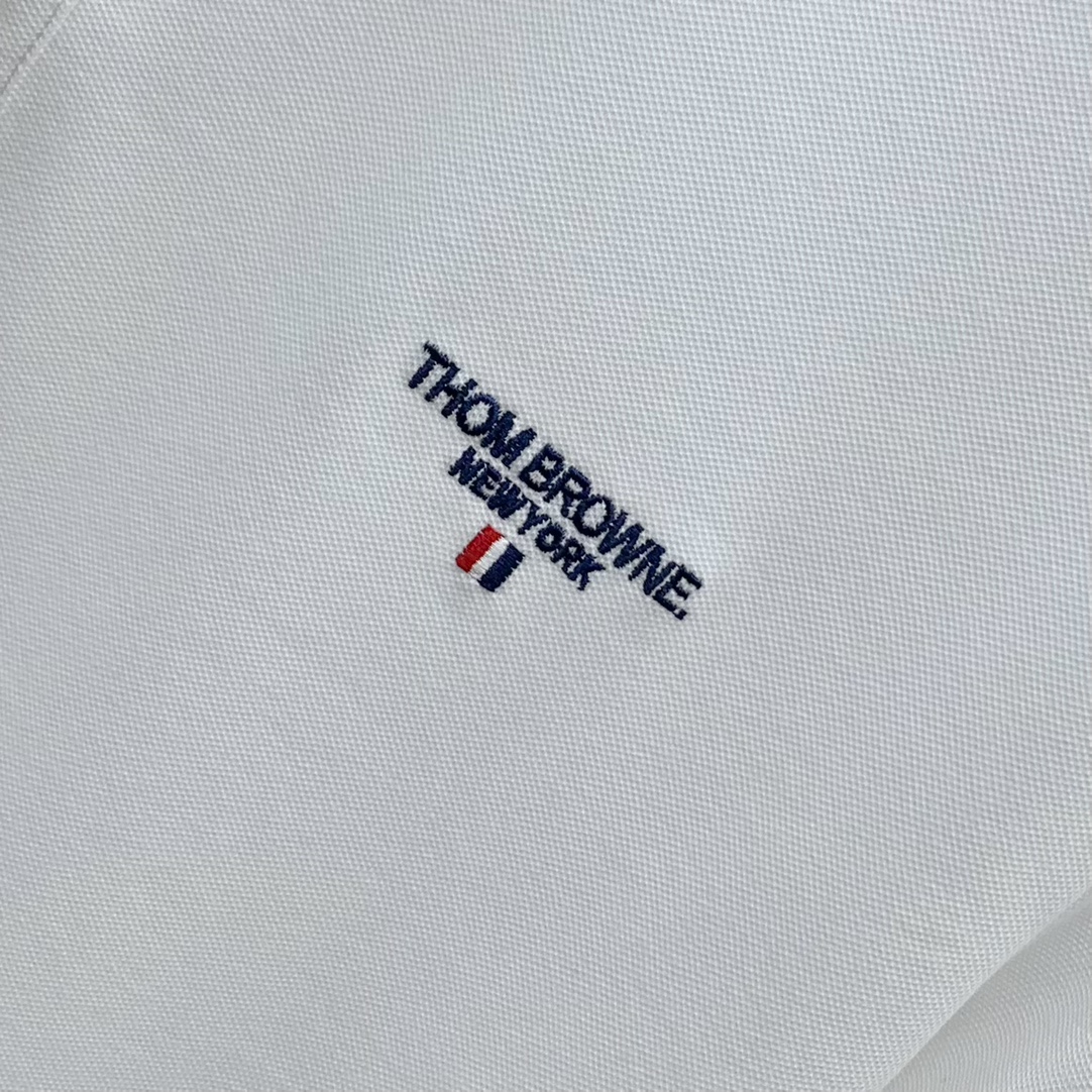 Thom Browne 经典红白蓝撞色领刺绣短袖Polo衫 男士商务休闲翻领上衣尺码：M-3XL码▪️ 