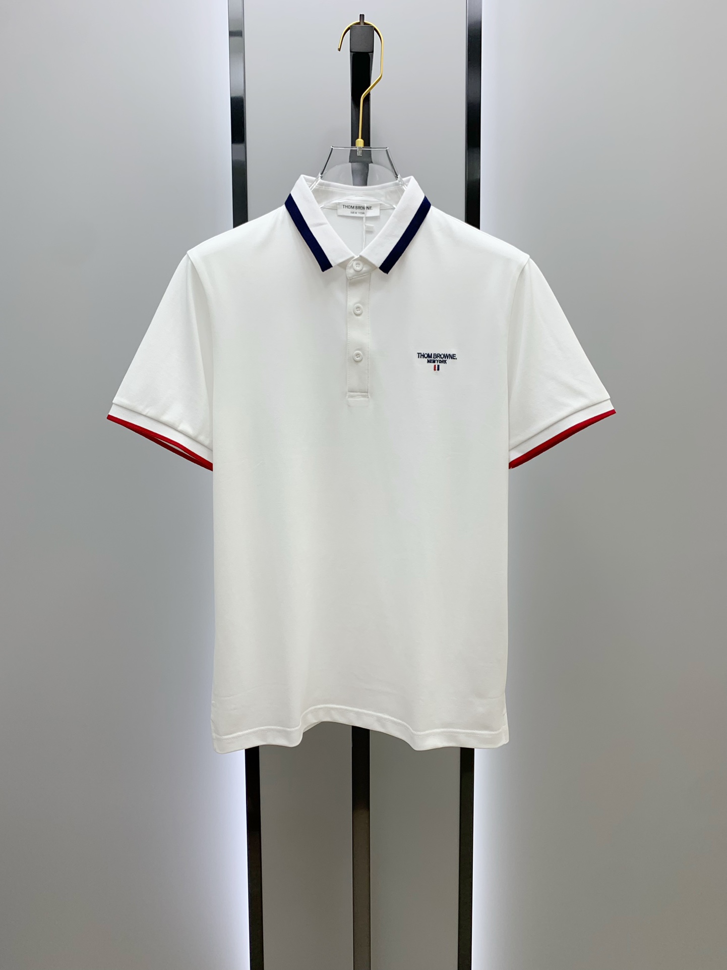 Thom Browne 经典红白蓝撞色领刺绣短袖Polo衫 男士商务休闲翻领上衣尺码：M-3XL码▪️ 