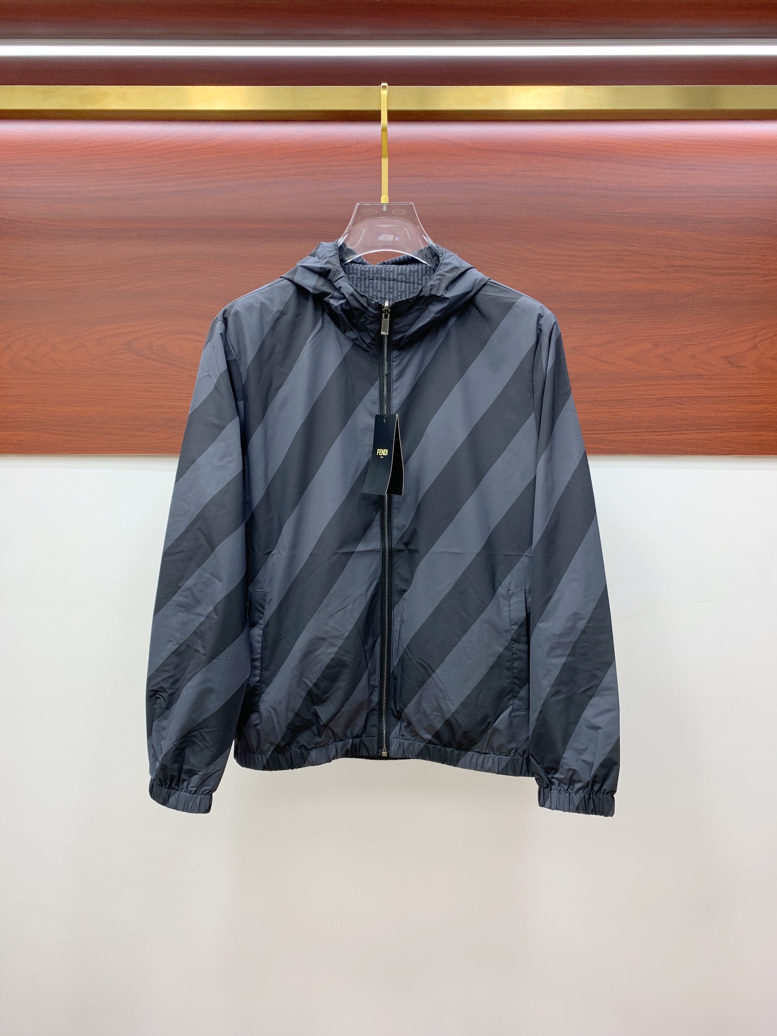 NO:524181,Fendi's new double-sided jacket for men's jackets with autumn and winter custom hardware accessories are fully imported and customized, with perfect style, pay attention to the super comfortable fabric. Exclusive, non-market goods, custom-made, multi-color custom-made dyed ff jacquard woven fabrics, infrared positioning cutting bed, specific merceration process on the fabric surface gives the surface a kind of luster. The upper body is three-dimensional and stylish. I yearn for unruly and wine removal, leading the trend!  Model number 3635 Color khaki Number M~4XL (48-56) Multi-color, fendi, jackets & coats, jackets & coats, alexander wang19860909芬迪 秋冬新款双面穿外套男士夹克 订制五金配件全进口原版定制,版型完美 ,注意面料超舒服 独家款, 非市场货 ,多颜色定制定染ff提花梭织面料 红外线定位裁床 布面层特定加丝光工艺让表面赋带一种光泽 上身立体有型 向往不羁与酒脱 引领潮流！ 款号3635 颜色卡其 码数M~4XL（48-56） 多颜色,,fendi,jackets & coats,jackets & coats,alexander wang,Men's clothing