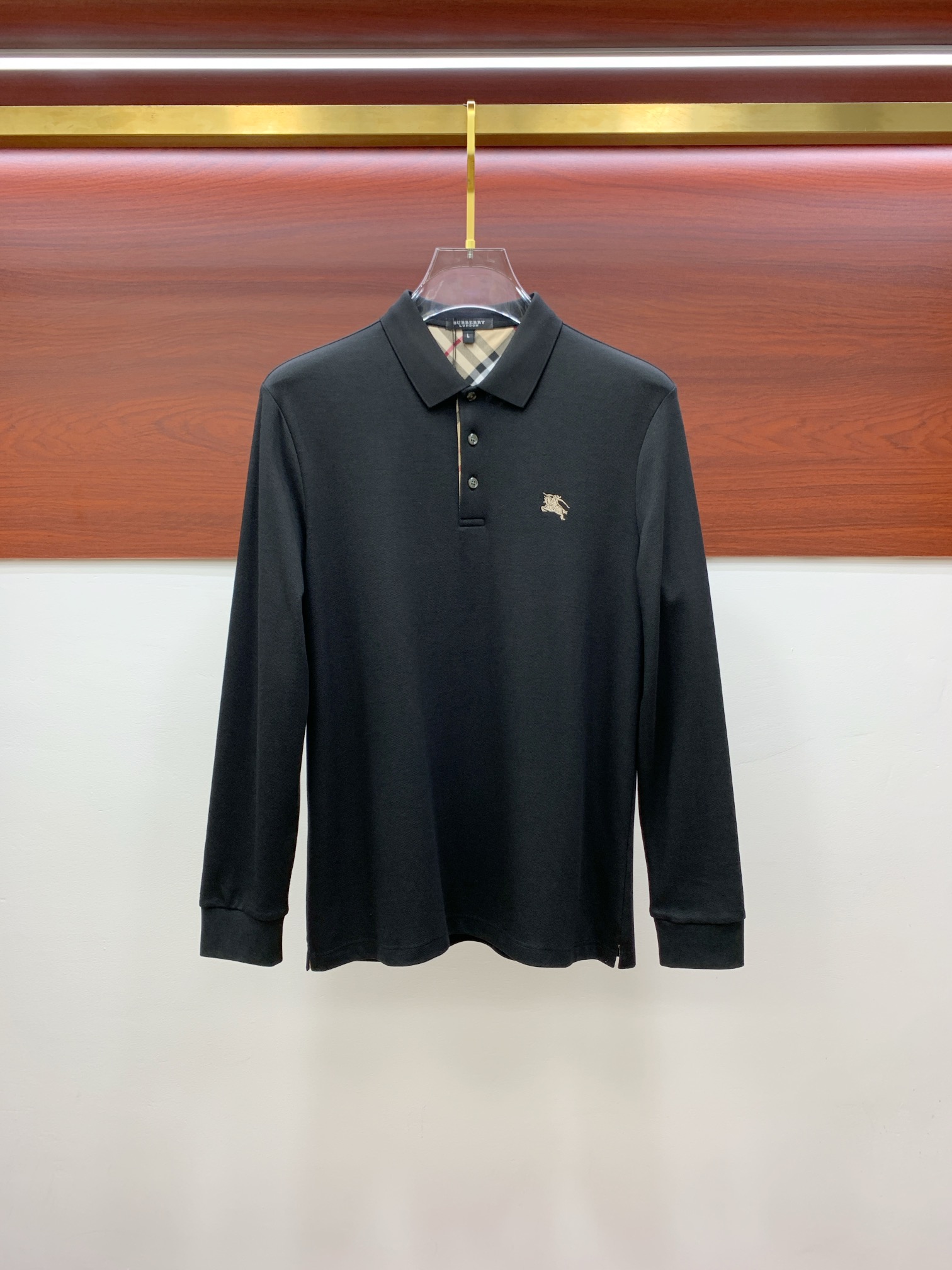 NO:530583,Burberry exclusively offers new original single men's Polo long-sleeved high-end customization, high-version, fashionable and versatile, original imported cotton fabric, chest logo pattern design, super soft and delicate, skin-friendly and comfortable to wear, high-end boutique, OEM factory fine-made top body very good, men's essential items, three standards, code M-4XL, multi-color, burberry, alexander wang19860909巴宝莉 独家专供新款原单男士Polo长袖高端定制 高版本 时尚百搭爆款原版进口纯棉面料 胸前logo图案设计 手感超柔软细腻 穿着亲肤舒适 高端精品 代工厂精细做上身非常赞 男士必备单品 三标齐全 码数M-4XL 多颜色,,burberry,alexander wang,Men's clothing