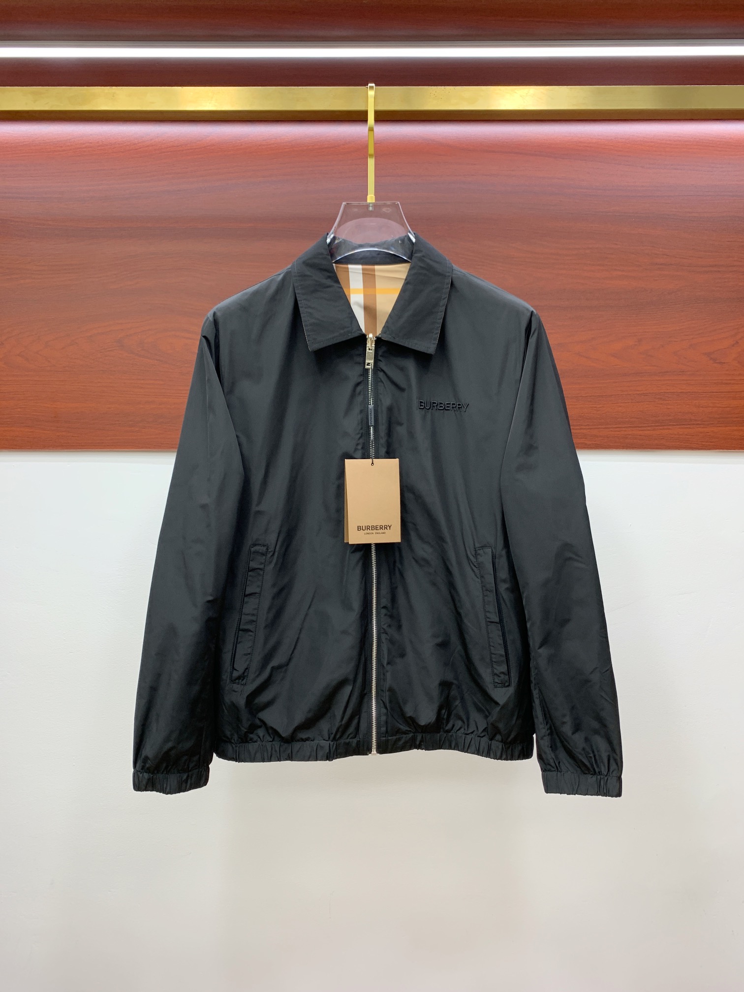 NO:513644,Burberry Double-sided 2025 autumn and winter new hot counter new casual and fashionable jackets. Super avant-garde design style, delicate and comfortable. It is very light and not easy to wrinkle. Multiple craftsmanship The overall design is quite visual, the upper body is casual and stylish, with a certain degree of clarity, and it is definitely recommended to be at the most cutting-edge temperament of fashion, a must-have for urban casualness. Model number 3673 digits M~3XL (48-56) Multiple colors, burberry, jackets & coats, alexander wang19860909巴宝莉 双面 2025秋冬新款爆款专柜新款休闲时尚夹克 超前卫设计风格 细腻舒适 穿着非常轻便不易起皱.多重重工艺 整体的设计颇具视觉感,上身休闲有型,有一定的挺括度,绝对走在时尚最尖端的气质感推荐,都市休闲必备. 款号3673 码数M~3XL（48-56）多颜色,,burberry,jackets & coats,alexander wang,Men's clothing