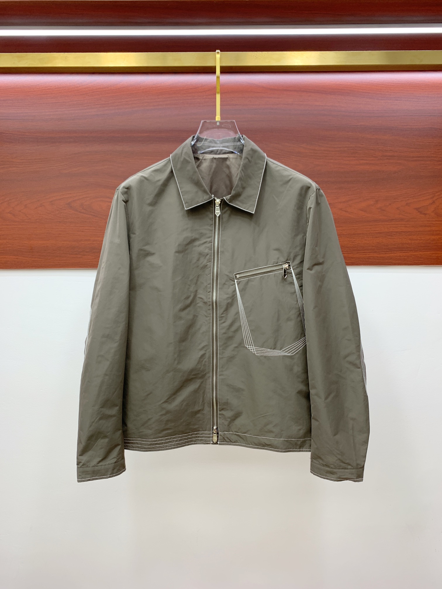 NO:513666,Hermes Spring and Autumn New Styles of New Styles of Crispy Styles, Super Avant-garde Design Style, Delicate and Comfortable, Very Lightweight and Not Wrinkled. Multiple Craftsmanship The overall design is quite visual, the upper body is casual and stylish, with a certain degree of clarity, absolutely recommended at the most cutting-edge temperament of fashion, a must-have for urban casualness. Model number 3665 Color brown, apricot color Number M~3XL (48-56), hermes, jackets & coats, alexander wang19860909爱马仕 春秋新款爆款专柜新款休闲时尚夹克 超前卫设计风格 细腻舒适 穿着非常轻便不易起皱.多重重工艺 整体的设计颇具视觉感,上身休闲有型,有一定的挺括度,绝对走在时尚最尖端的气质感推荐,都市休闲必备. 款号3665 颜色咖色、杏色 码数M~3XL（48-56）,,hermes,jackets & coats,alexander wang,Men's clothing