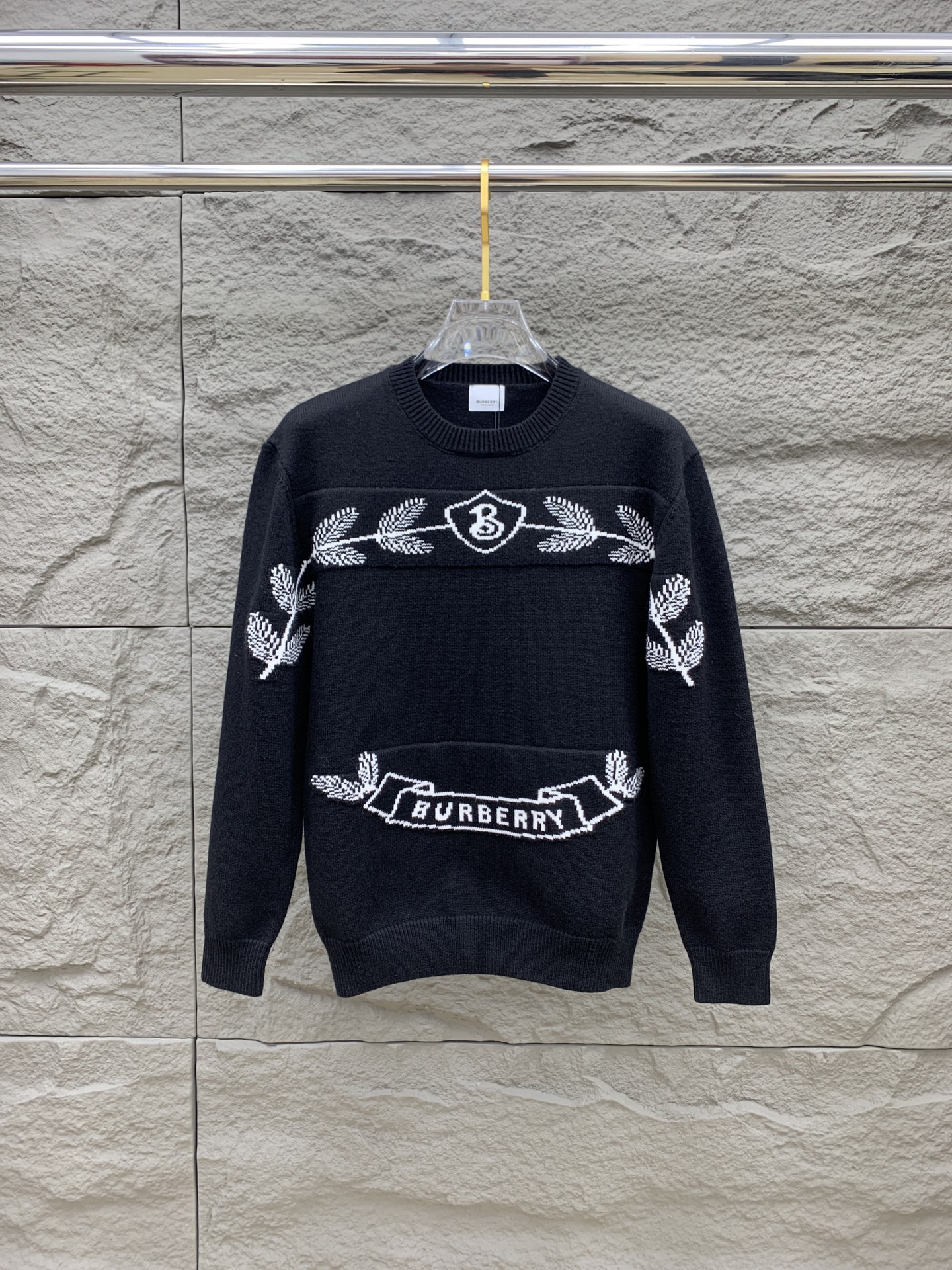 NO:118750,B-home new autumn and winter BUR letter pattern sweater, exclusively for tough goods, imported original technology wool worsened!  Fine knitting is integrated, and the color mixed weaving is purely handmade. It is of high grade, highlighting the taste and luxury of clothing. It is exquisite in craftsmanship!  Customized original craft thread upper body is so handsome, purchasing level code S-XL, burberry, sweaters, alexander wang19860909B家秋冬新品BUR字母图案毛衣,专供狠货,进口原版科技羊毛精纺！精细针织一体,色彩混织纯手工技艺呈现 档次极高,凸显衣着品味与奢华 工艺精湛！定制原版工艺螺纹上身帅到爆,代购级别码数Ｓ-XL,,burberry,sweaters,alexander wang,Men's clothing