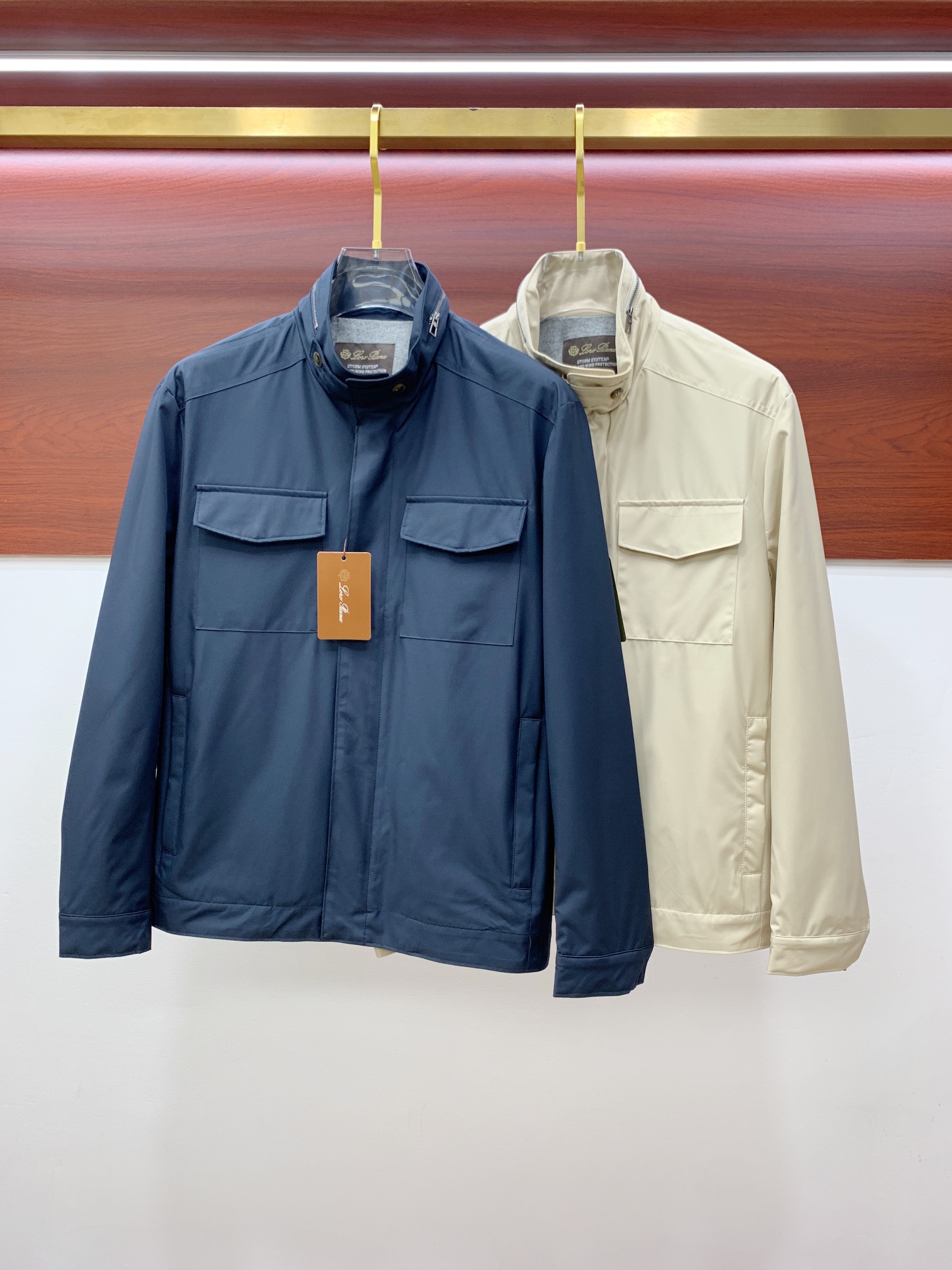 NO:524154,LP high-quality autumn and winter new jacket, the new product on the show is perfect, the memory fabric is comfortable and warm, the color is full and attractive, and the very outstanding design easily advances the sense of fashion. The workmanship is extremely exquisite and rigorous, and the wiring is neat and meticulous!  A masterpiece of a big-name designer!  The upper body doesn't look bloated and super handsome!  Code number M~3XL (48-56) Multi-color, loro piano, jackets & coats, jackets & coats, alexander wang19860909LP 高品质秋冬新款夹克外套,秀场新品品相非常完美,记忆面料舒适保暖,色泽饱满诱人,非常出彩的设计,轻松将时髦感进阶,做工极为考究严谨,走线工整细致！大牌设计师巨作！上身不显臃肿、超级帅气！ 码数M~3XL（48-56） 多颜色,,loro piana,jackets & coats,jackets & coats,alexander wang,Men's clothing