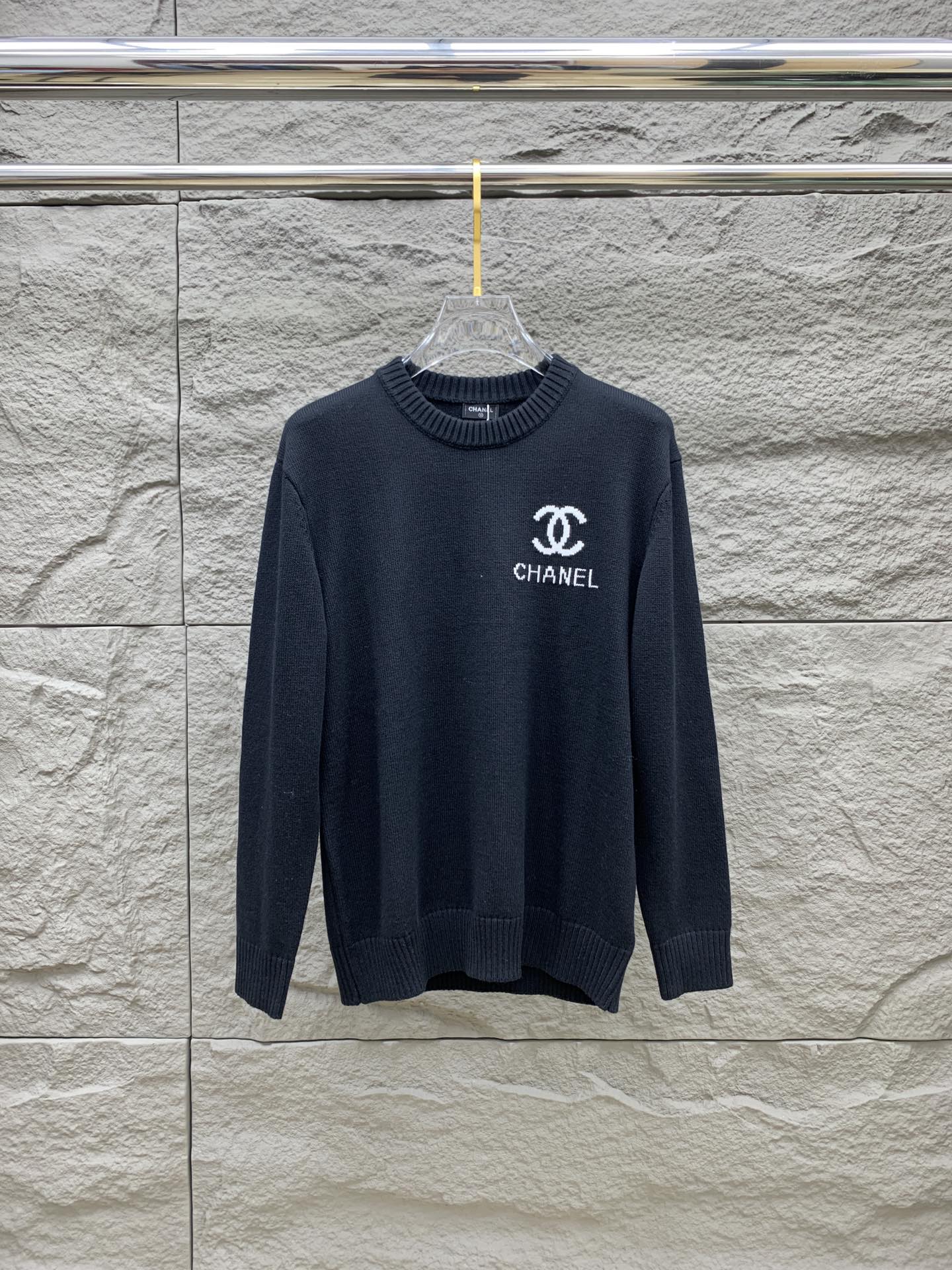 NO:597137,Chanel Loose fit, perfectly reproduced. Original European reproduction of velvet, carded and washed velvet. Mercerized merino wool, soft, smooth, does not prick the skin, and has excellent thermal insulation properties. A full set of accessories are custom-made, and the garments are made on German Stoll automatic looms. The size of the garment is M-2XL. The maximum wear is about 195 pounds. Please indicate your height and weight when ordering, chanel, alexander wang19860909香奈儿 宽松版型 完美复刻 欧洲原版复刻选绒、梳绒、洗绒工艺 丝光美丽诺羊毛,柔弱,爽滑,不扎皮肤,保暖性能极佳 全套辅料定做,德国斯托尔全自动织机成衣 码数M-2XL 最大可穿195斤左右报单注明身高体重,,chanel,alexander wang,Men's clothing