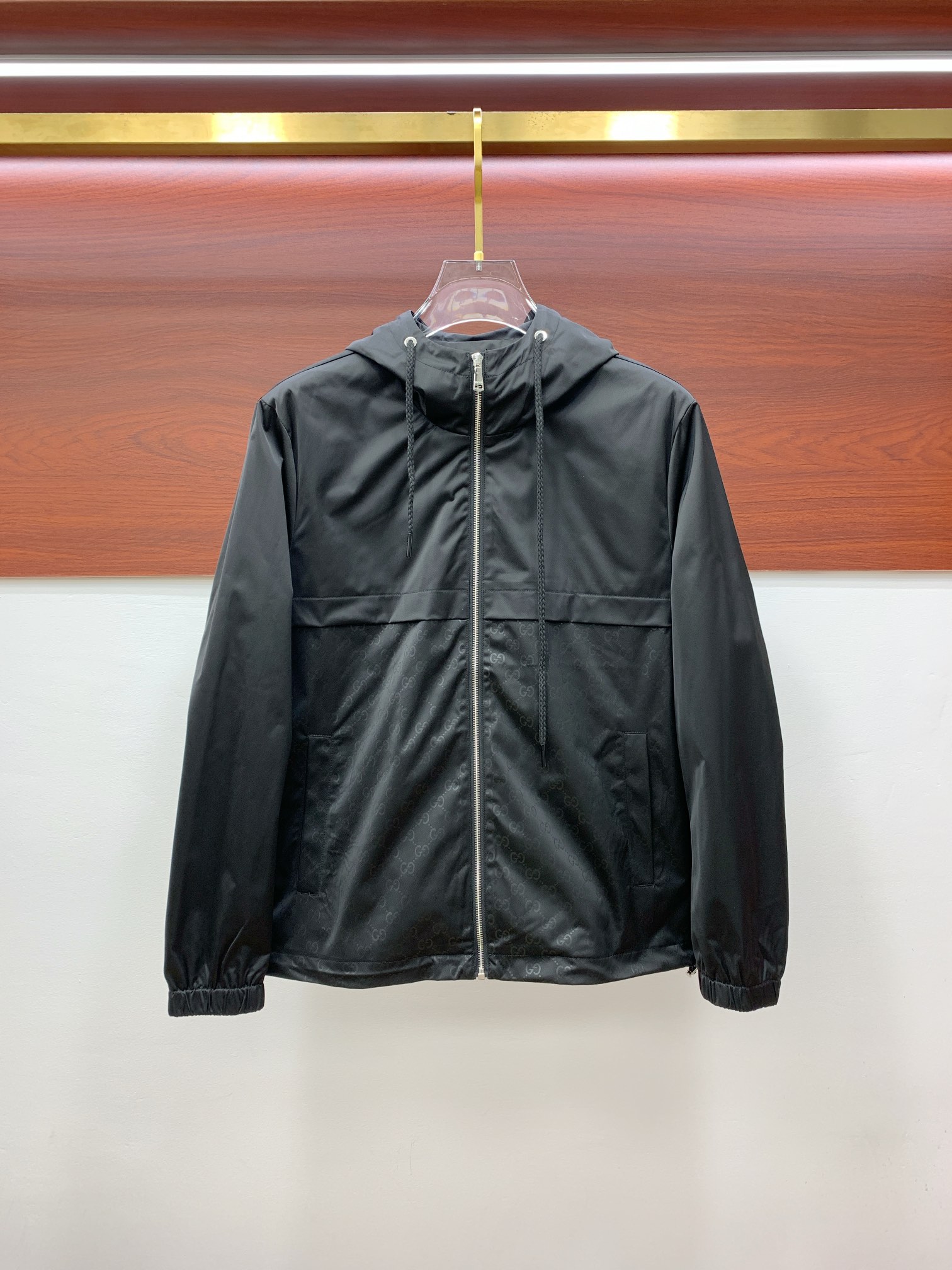 NO:513647,Gucci 2025 autumn and winter new jacket, the new product on the show is perfect, the memory fabric is comfortable and warm, the color is full and attractive, and the very outstanding design easily advances the sense of fashion. The workmanship is extremely exquisite and rigorous, and the wiring is neat and meticulous!  A masterpiece of a big-name designer!  The upper body doesn't look bloated and super handsome!  Number: 3663 Number of code M~3XL (48-56), gucci, jackets & coats, jackets & coats, alexander wang19860909古驰 2025秋冬新款夹克外套,秀场新品品相非常完美,记忆面料舒适保暖,色泽饱满诱人,非常出彩的设计,轻松将时髦感进阶,做工极为考究严谨,走线工整细致！大牌设计师巨作！上身不显臃肿、超级帅气！ 款号:3663 码数M~3XL（48-56）,,gucci,jackets & coats,jackets & coats,alexander wang,Men's clothing