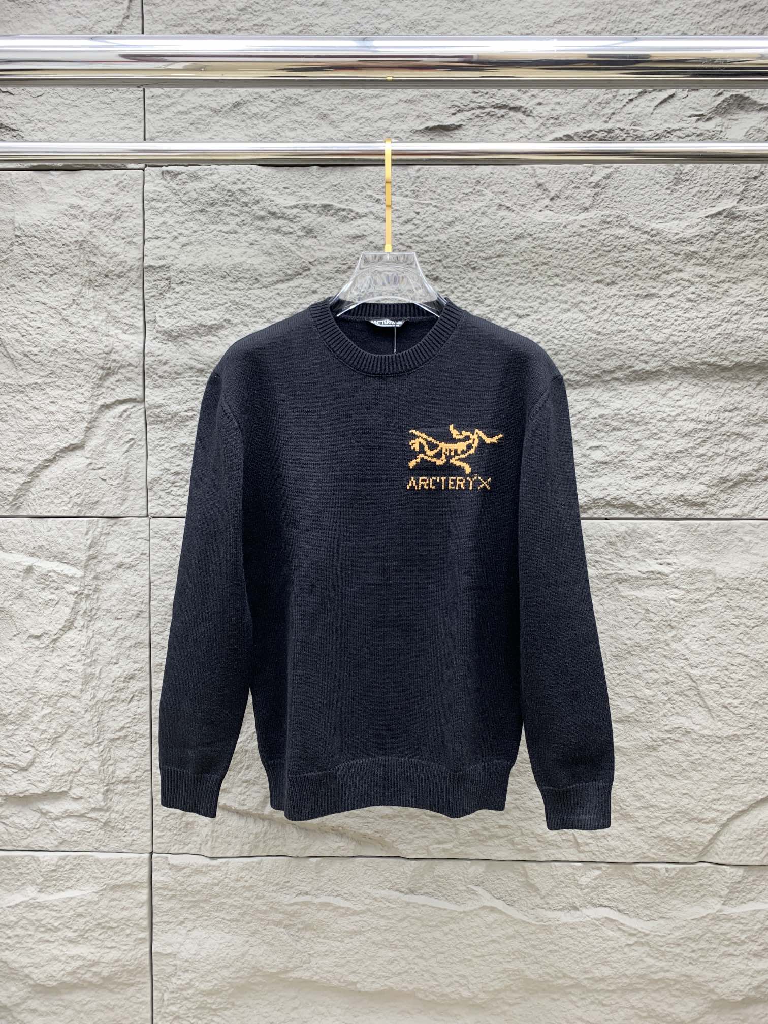 NO:118743,Archaeoptera bird's new autumn and winter product Archaeoptera bird letter pattern sweater, exclusively for ruthless goods, imported original technology wool worsened!  Fine knitting is integrated, and the color mixed weaving is purely handmade. It is of high grade, highlighting the taste and luxury of clothing. It is exquisite in craftsmanship!  Customized original craft thread upper body is so handsome, purchasing level code S-XL, jil sanderarc'teryx, sweaters, alexander wang19860909始祖鸟家秋冬新品始祖鸟字母图案毛衣,专供狠货,进口原版科技羊毛精纺！精细针织一体,色彩混织纯手工技艺呈现 档次极高,凸显衣着品味与奢华 工艺精湛！定制原版工艺螺纹上身帅到爆,代购级别码数Ｓ-XL,,jil sanderarc'teryx,sweaters,alexander wang,Men's clothing