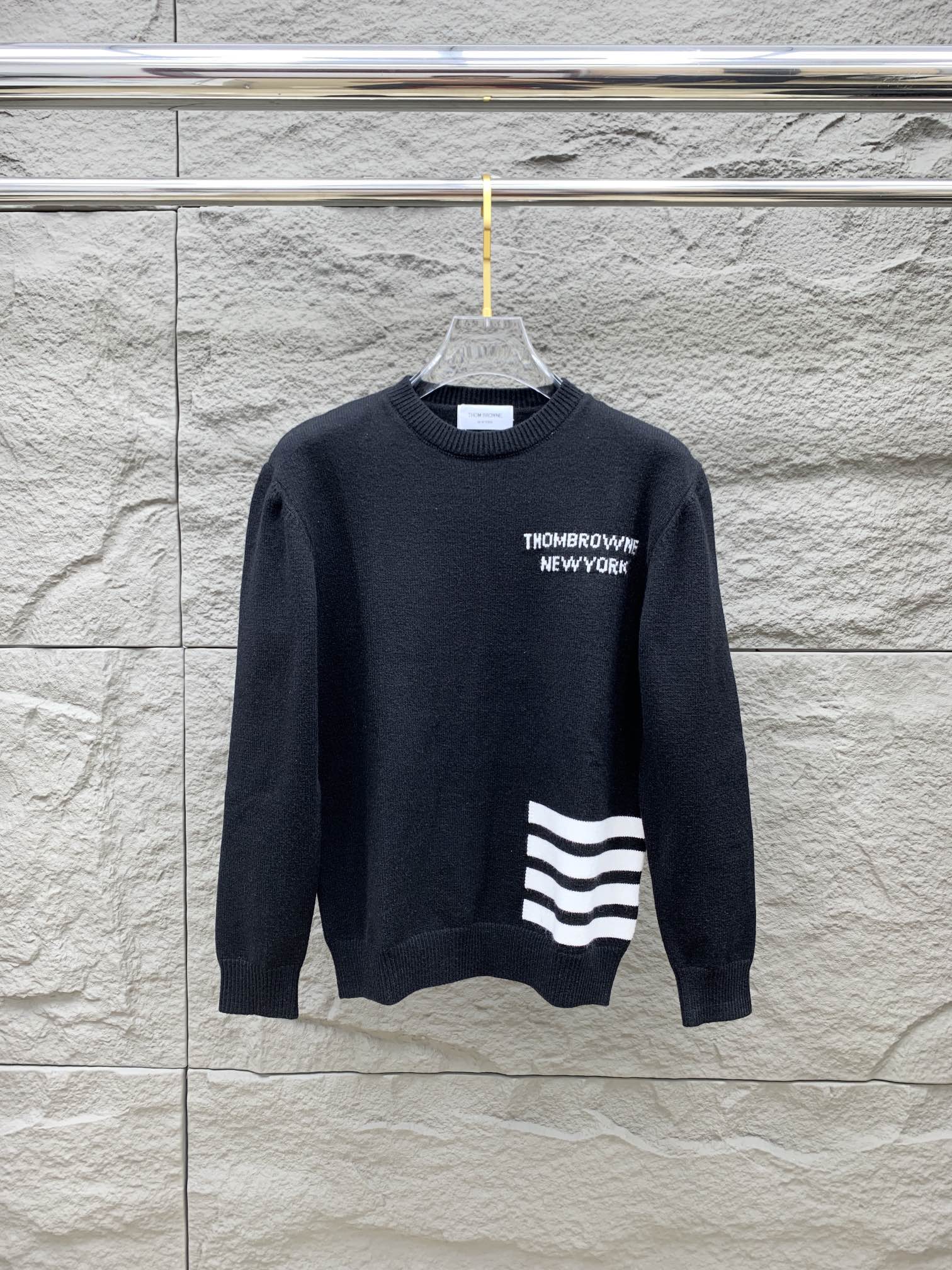 NO:118740,TB home autumn and winter new letter classic pattern sweater, exclusively for tough goods, imported original technology wool worsted!  Fine knitting is integrated, and the color mixed weaving is purely handmade. It is of high grade, highlighting the taste and luxury of clothing. It is exquisite in craftsmanship!  Customized original craft thread upper body is so handsome, purchasing level code S-XL, sweaters, alexander wang19860909TB家秋冬新品字母经典图案毛衣,专供狠货,进口原版科技羊毛精纺！精细针织一体,色彩混织纯手工技艺呈现 档次极高,凸显衣着品味与奢华 工艺精湛！定制原版工艺螺纹上身帅到爆,代购级别码数Ｓ-XL,,sweaters,alexander wang,Men's clothing