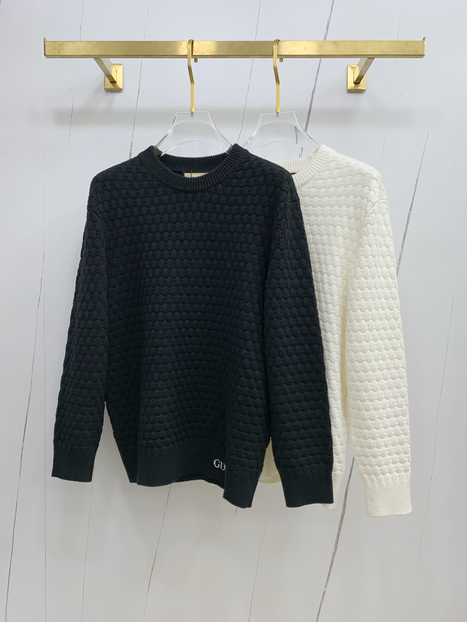 NO:597133,The loose version of Gujia is perfectly reproduced. The original European reproduction has velvet selection, carding and washing techniques. Mercerized merino wool is soft, smooth, does not prick the skin, and has excellent thermal insulation properties. A full set of accessories are customized, and the garments are made on German Stoll automatic looms. The size of the garment is M-2XL. The maximum wear is about 195 pounds. Please indicate your height and weight when ordering, gucci, alexander wang19860909古家宽松版型 完美复刻 欧洲原版复刻选绒、梳绒、洗绒工艺 丝光美丽诺羊毛,柔弱,爽滑,不扎皮肤,保暖性能极佳 全套辅料定做,德国斯托尔全自动织机成衣 码数M-2XL 最大可穿195斤左右报单注明身高体重,,gucci,alexander wang,Men's clothing