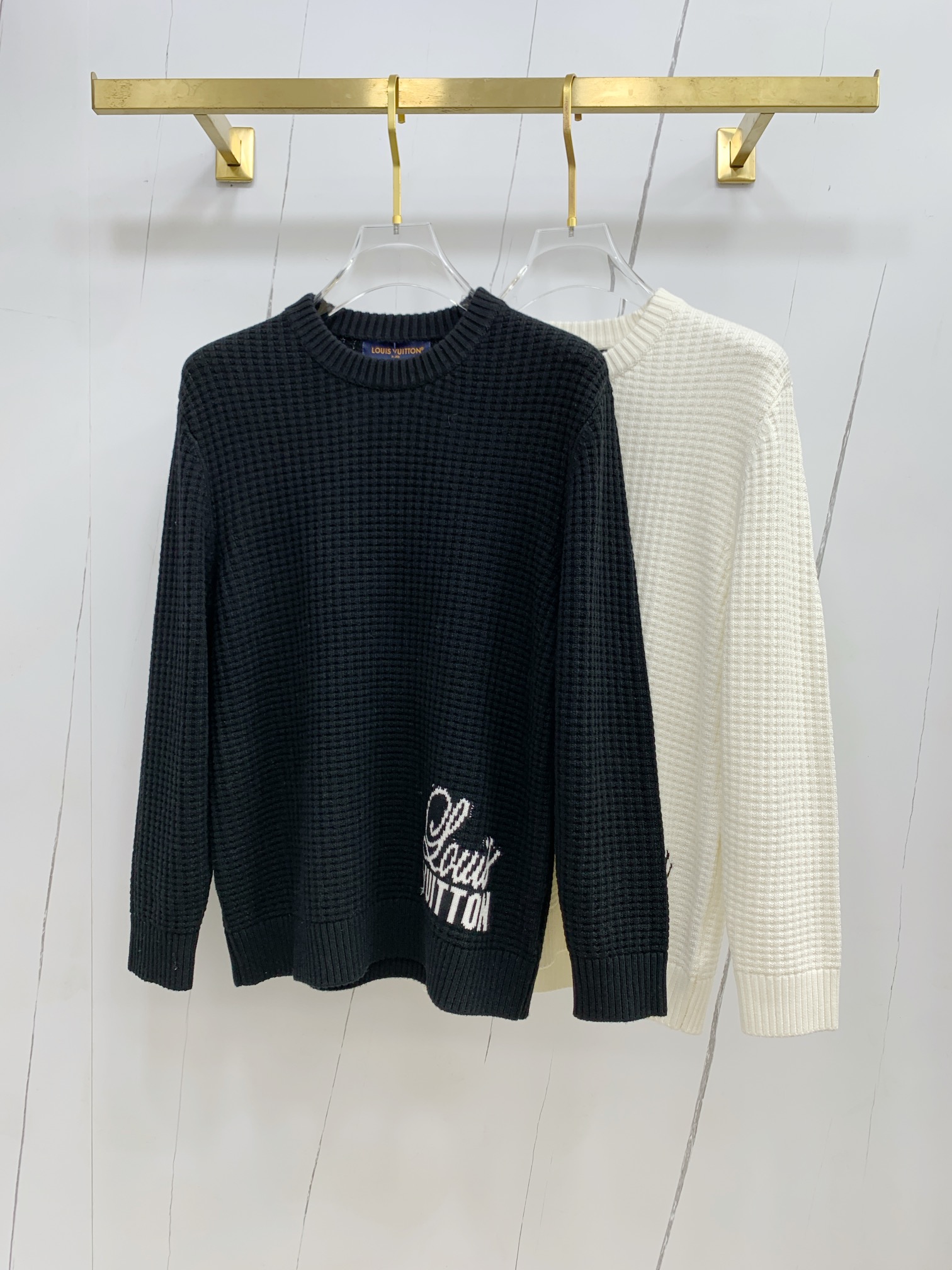 NO:597139,Lvjia's loose version is perfectly reproduced. European original reproduction process of velvet selection, carding and washing. Mercerized merino wool, soft, smooth, does not prick the skin, and has excellent thermal insulation properties. Full set of accessories are customized, German Stoll fully automatic loom ready-made garments. Size M-2XL. Maximum wearing capacity is about 195 catties. Please indicate height and weight when ordering. Louis vuitton, louis vuitton, alexander wang19860909驴家宽松版型 完美复刻 欧洲原版复刻选绒、梳绒、洗绒工艺 丝光美丽诺羊毛,柔弱,爽滑,不扎皮肤,保暖性能极佳 全套辅料定做,德国斯托尔全自动织机成衣 码数M-2XL 最大可穿195斤左右报单注明身高体重,,louis vuitton,louis vuitton,alexander wang,Men's clothing