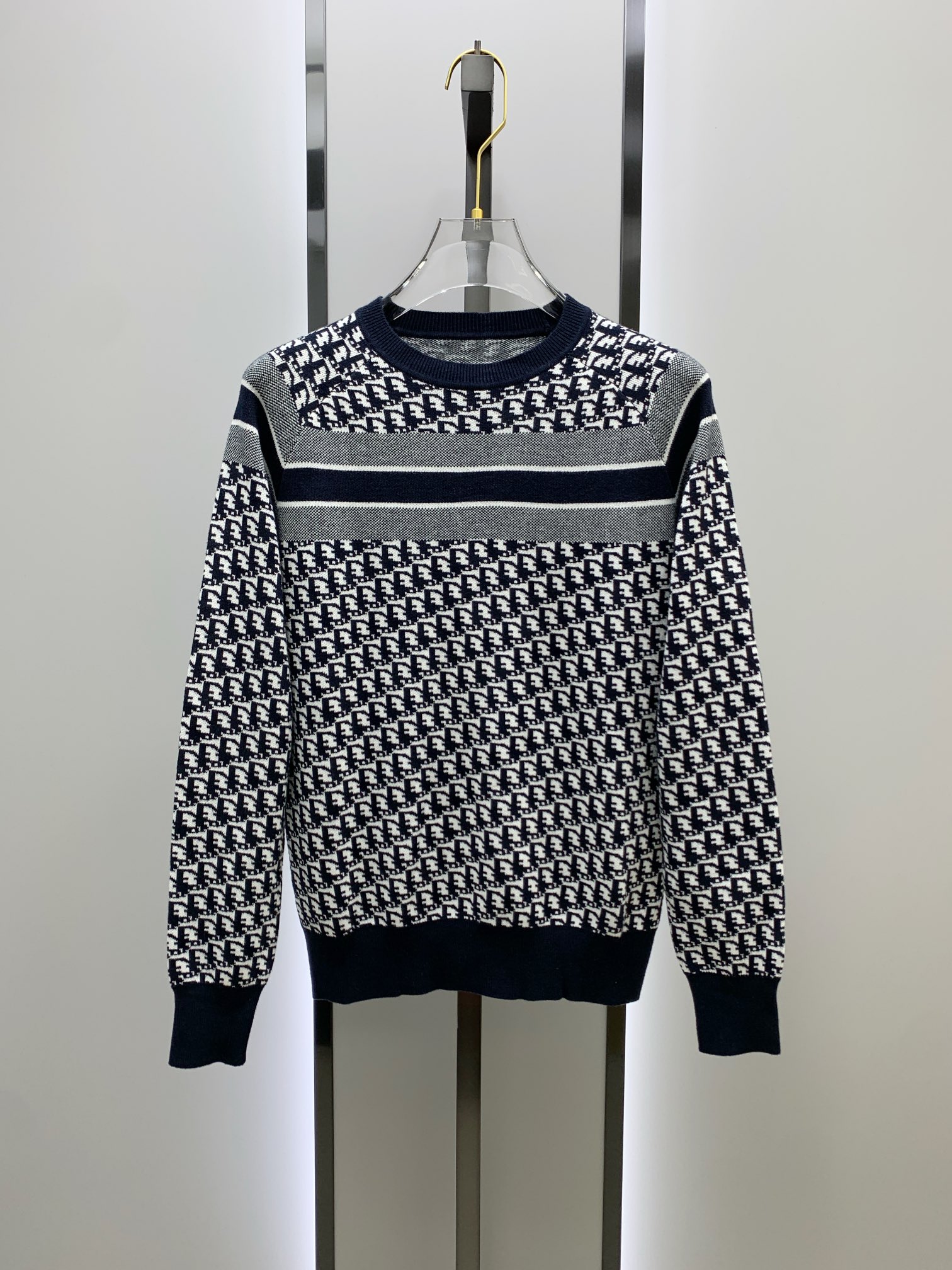 NO:120708,After the New Year Dior*2025 autumn and winter round neck sweater, high-grilling high-density high-quality sweater, heavy-weight, heavy-duty, high-quality sweater, heavy-duty, heavy-duty, very high-end, slightly loose slim fit style. Top version, natural big-name temperament, you can feel its texture when you get it in your hand, all the colors are dyed high-grilling cotton yarn to ensure no color difference; four-empty knitting method is used, it is firm and textured, durable, not deformed, and not easy to pill, and it also has a soft and warm comfort. It is not tied alone. If you want a layering, you can wear a shirt, T-shirt and sweater inside!  S-2XL, dior, dior, sweaters,shirts,tees,t-shirt,alexander wang19860909年后 迪奥Dior*2025秋冬圆领针织衫,高克重高密度高品质毛衣,重磅推荐的,真的很高级,微宽松修身版型 顶级版本,天生的大牌气质,拿到手里就能感受出它的质感全部对色定染高克重棉纱线,确保无色差；采用四空针织法,紧实又有质感,耐穿不变形不易起球,也具有柔软保暖的舒适感,单穿也不扎,想要层次感里面可以内搭衬衫T恤毛衣都可以！码数S-2XL,,dior,dior,sweaters,shirts,tees，t-shirt,alexander wang,Men's clothing