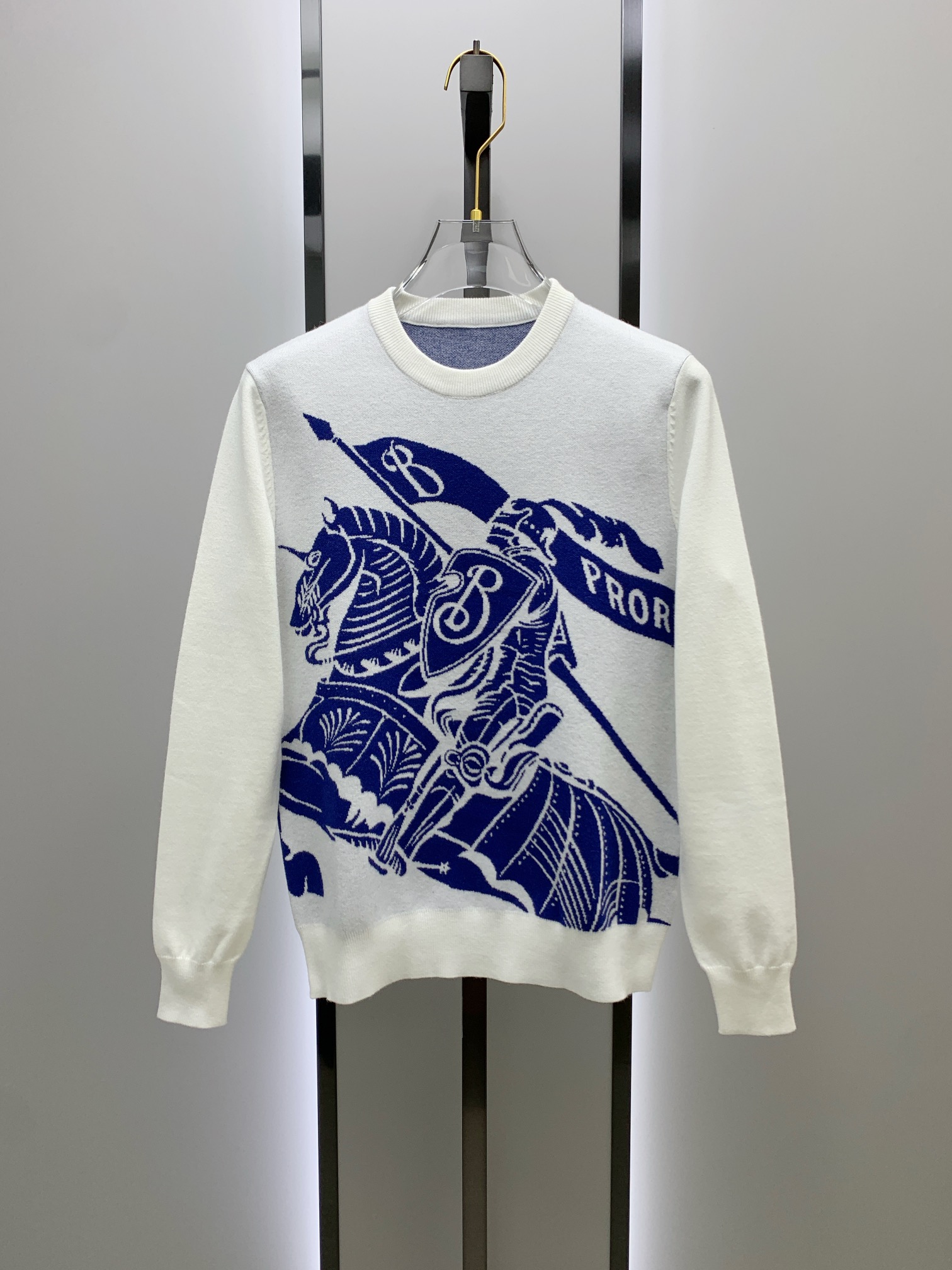 NO:120706,After the New Year, Burberry * 2025 autumn and winter round neck sweater, high-grilling high-density high-quality sweater, heavy-duty recommended, really high-end, slightly loose slim fit style. Top version, natural big-name temperament, you can feel its texture when you get it in your hand, all the colors are dyed high-grilling cotton yarn to ensure no color difference; four-empty knitting method is used, it is firm and textured, durable, not deformed, and not easy to pill, and it also has a soft and warm comfort. It is not tied alone. If you want a layering feeling, you can wear a shirt, T-shirt and sweater inside!  S-2XL, burberry, sweaters,shirts,tees,t-shirt,alexander wang19860909年后 巴宝莉*2025秋冬圆领针织衫,高克重高密度高品质毛衣,重磅推荐的,真的很高级,微宽松修身版型 顶级版本,天生的大牌气质,拿到手里就能感受出它的质感全部对色定染高克重棉纱线,确保无色差；采用四空针织法,紧实又有质感,耐穿不变形不易起球,也具有柔软保暖的舒适感,单穿也不扎,想要层次感里面可以内搭衬衫T恤毛衣都可以！码数S-2XL,,burberry,sweaters,shirts,tees，t-shirt,alexander wang,Men's clothing