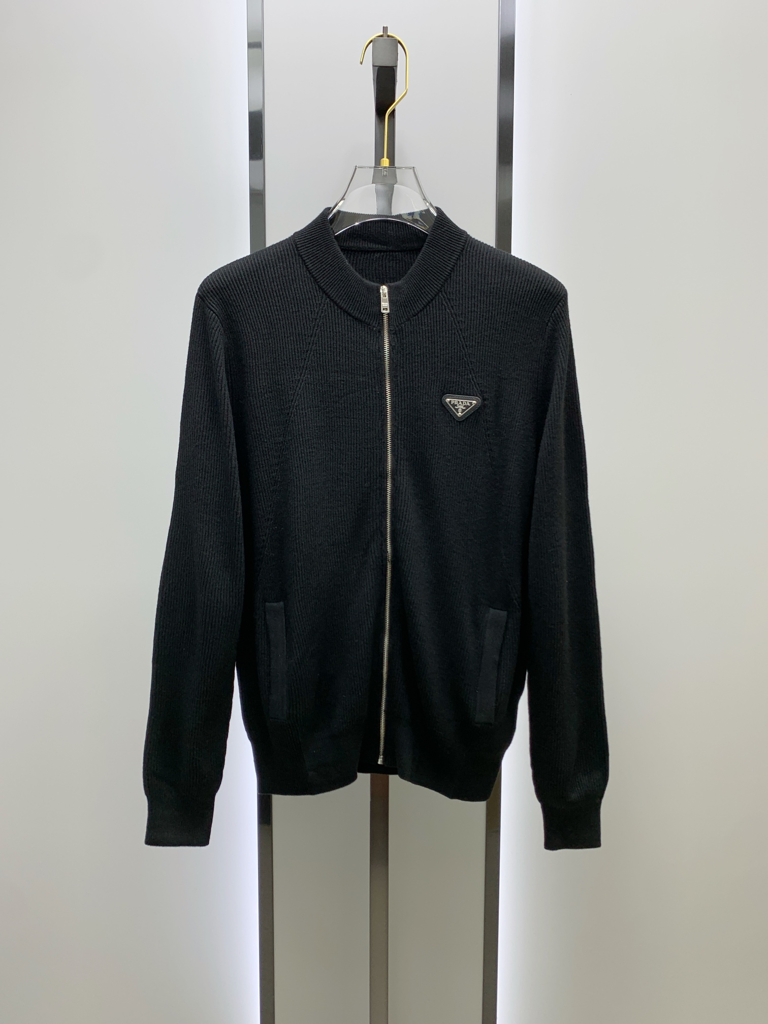 NO:120710,After the New Year, Prada Prada*2025 autumn and winter cardigan V-neck sweater, high-weight high-density high-quality sweater, heavy-weight, heavy-duty, high-quality sweater, heavy-duty, heavy-duty, very high-end, slightly loose and slim fit style. Top version, natural big-name temperament, you can feel its texture when you get it in your hand, all the colors are dyed high-weight cotton yarn to ensure no color difference; four-empty knitting method is used, it is firm and textured, durable, not deformed, and not easy to pill, and it also has a soft and warm comfort. It is not tied alone. If you want a layering feeling, you can wear a shirt, T-shirt and sweater inside!  S-2XL, prada, prada, sweaters, shirts, tees, t-shirt, alexander wang19860909年后 普拉达Prada*2025秋冬开衫V领针织衫,高克重高密度高品质毛衣,重磅推荐的,真的很高级,微宽松修身版型 顶级版本,天生的大牌气质,拿到手里就能感受出它的质感全部对色定染高克重棉纱线,确保无色差；采用四空针织法,紧实又有质感,耐穿不变形不易起球,也具有柔软保暖的舒适感,单穿也不扎,想要层次感里面可以内搭衬衫T恤毛衣都可以！码数S-2XL,,prada,prada,sweaters,shirts,tees，t-shirt,alexander wang,Men's clothing