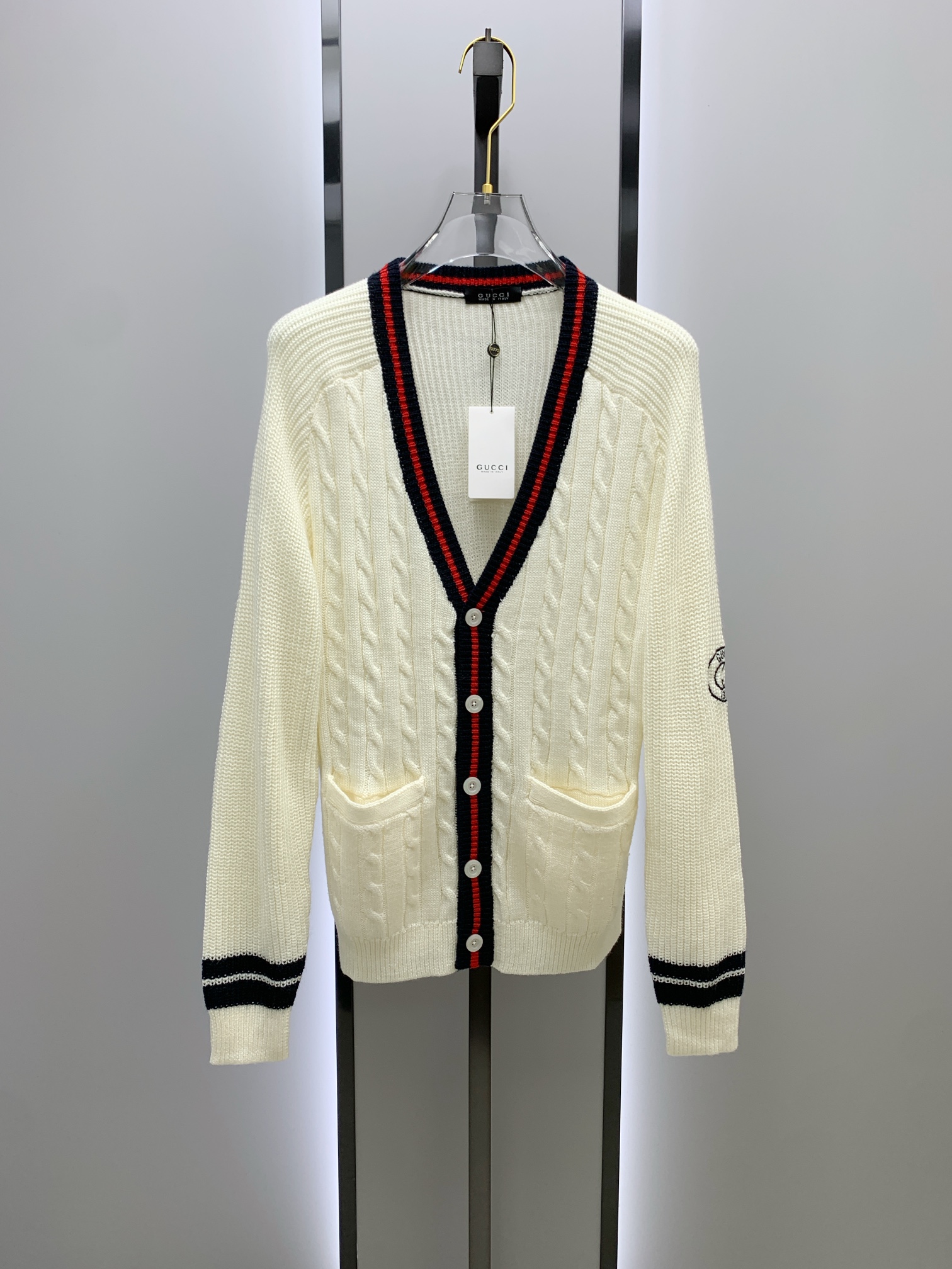 NO:120712,After the New Year Gucci*2025 autumn and winter cardigan V-neck sweater, high-grilling high-density high-quality sweater, heavy-weight, heavy-duty, high-quality sweater, heavy-duty, heavy-duty, very high-end, slightly loose slim fit style. Top version, natural big-name temperament, you can feel its texture when you get it in your hand, all the colors are dyed high-grilling cotton yarn to ensure no color difference; four-empty knitting method is used, it is firm and textured, durable, not deformed, and not easy to pill, and it also has a soft and warm comfort. It is not tied alone. If you want a layering, you can wear a shirt, T-shirt and sweater inside!  S-2XL, gucci,gucci,sweaters,shirts,tees,t-shirt,alexander wang19860909年后 古驰Gucci*2025秋冬开衫V领针织衫,高克重高密度高品质毛衣,重磅推荐的,真的很高级,微宽松修身版型 顶级版本,天生的大牌气质,拿到手里就能感受出它的质感全部对色定染高克重棉纱线,确保无色差；采用四空针织法,紧实又有质感,耐穿不变形不易起球,也具有柔软保暖的舒适感,单穿也不扎,想要层次感里面可以内搭衬衫T恤毛衣都可以！码数S-2XL,,gucci,gucci,sweaters,shirts,tees，t-shirt,alexander wang,Men's clothing