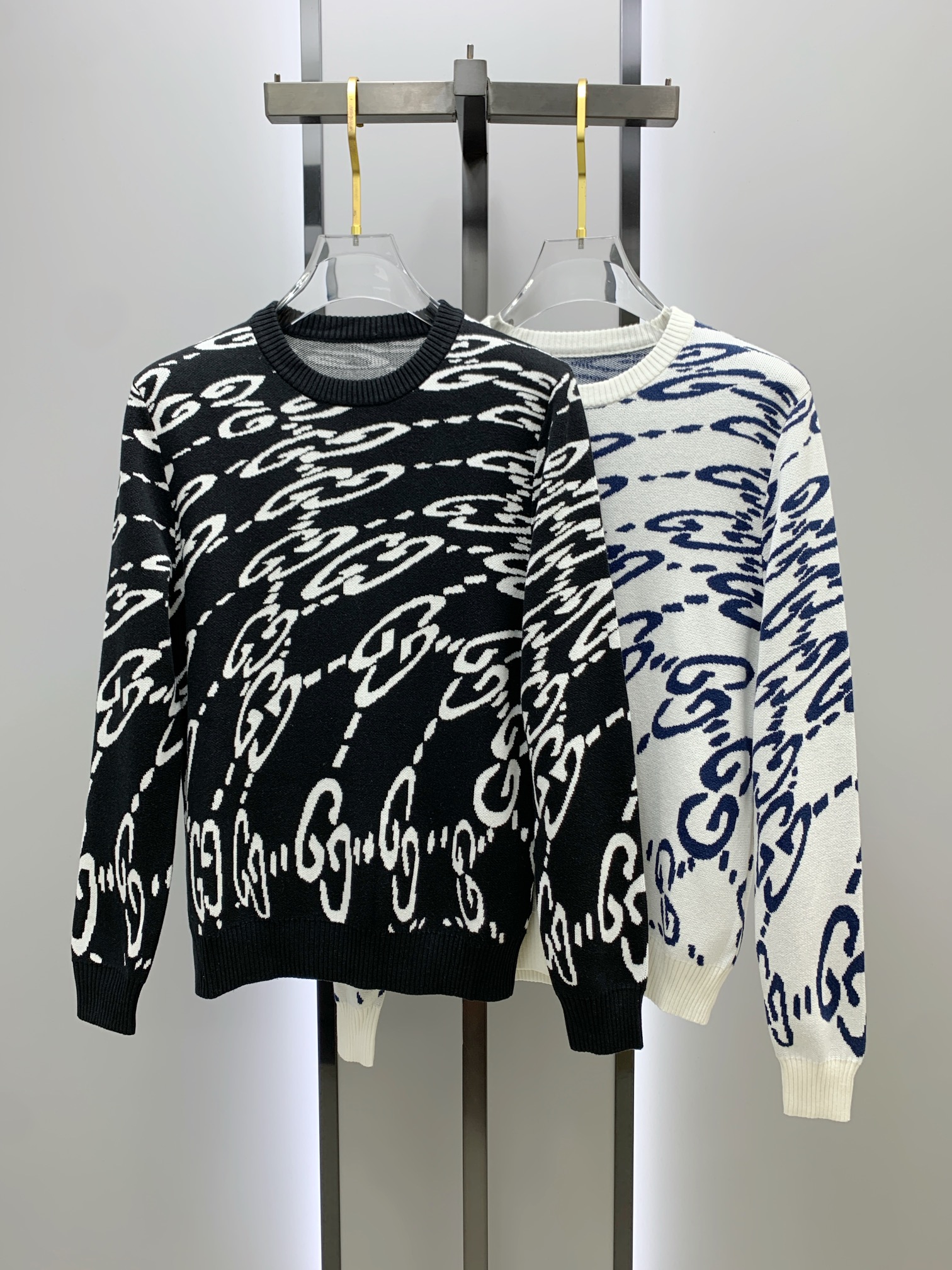 NO:120714,After the New Year Gucci*2025 autumn and winter round neck sweater, high-grilling high-density high-quality sweater, heavy-weight, heavy-duty, heavy-duty, very high-end, slightly loose slim fit style. Top version, natural big-name temperament, you can feel its texture when you get it in your hand, all the colors are dyed high-grilling cotton yarn to ensure no color difference; four-empty knitting method is used, it is firm and textured, durable, not deformed, and not easy to pill, and it also has a soft and warm comfort. It is not tied alone. If you want a layering, you can wear a shirt, T-shirt and sweater inside!  S-2XL, gucci,gucci,sweaters,shirts,tees,t-shirt,alexander wang19860909年后 古驰Gucci*2025秋冬圆领针织衫,高克重高密度高品质毛衣,重磅推荐的,真的很高级,微宽松修身版型 顶级版本,天生的大牌气质,拿到手里就能感受出它的质感全部对色定染高克重棉纱线,确保无色差；采用四空针织法,紧实又有质感,耐穿不变形不易起球,也具有柔软保暖的舒适感,单穿也不扎,想要层次感里面可以内搭衬衫T恤毛衣都可以！码数S-2XL,,gucci,gucci,sweaters,shirts,tees，t-shirt,alexander wang,Men's clothing