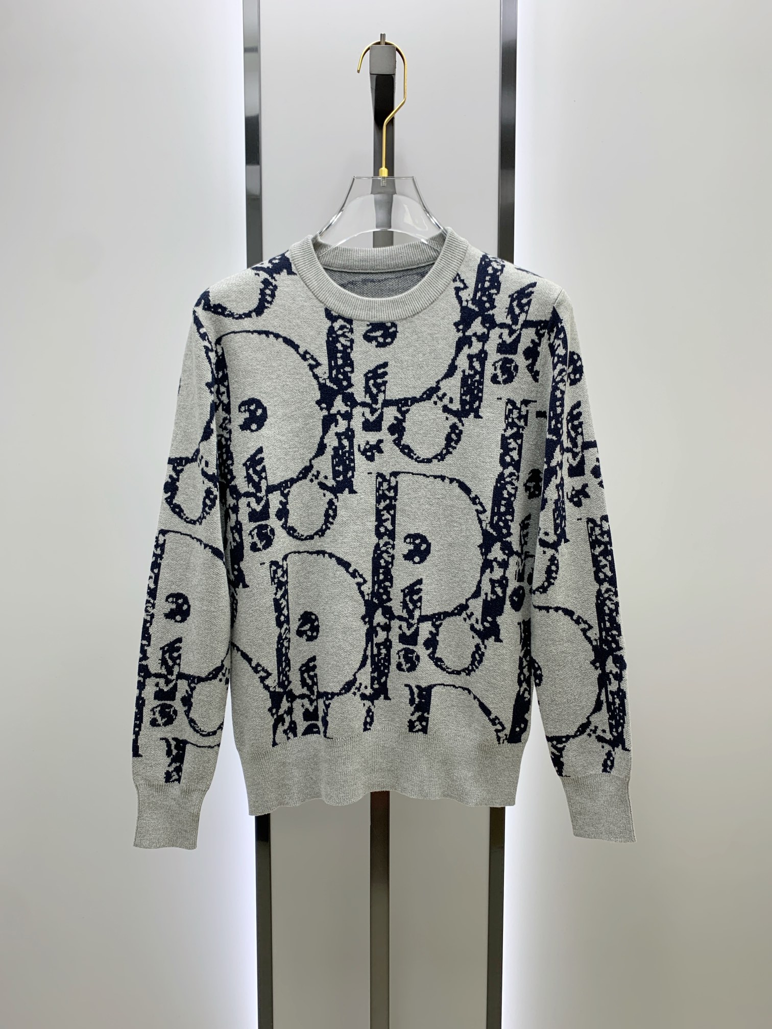 NO:120697,After the New Year Dior*2025 autumn and winter round neck sweater, high-grilling high-density high-quality sweater, heavy-weight, heavy-duty, high-quality sweater, heavy-duty, heavy-duty, very high-end, slightly loose slim fit style. Top version, natural big-name temperament, you can feel its texture when you get it in your hand, all the colors are dyed high-grilling cotton yarn to ensure no color difference; four-empty knitting method is used, it is firm and textured, durable, not deformed, and not easy to pill, and it also has a soft and warm comfort. It is not tied alone. If you want a layering, you can wear a shirt, T-shirt and sweater inside!  S-2XL, dior, dior, sweaters,shirts,tees,t-shirt,alexander wang19860909年后 迪奥Dior*2025秋冬圆领针织衫,高克重高密度高品质毛衣,重磅推荐的,真的很高级,微宽松修身版型 顶级版本,天生的大牌气质,拿到手里就能感受出它的质感全部对色定染高克重棉纱线,确保无色差；采用四空针织法,紧实又有质感,耐穿不变形不易起球,也具有柔软保暖的舒适感,单穿也不扎,想要层次感里面可以内搭衬衫T恤毛衣都可以！码数S-2XL,,dior,dior,sweaters,shirts,tees，t-shirt,alexander wang,Men's clothing