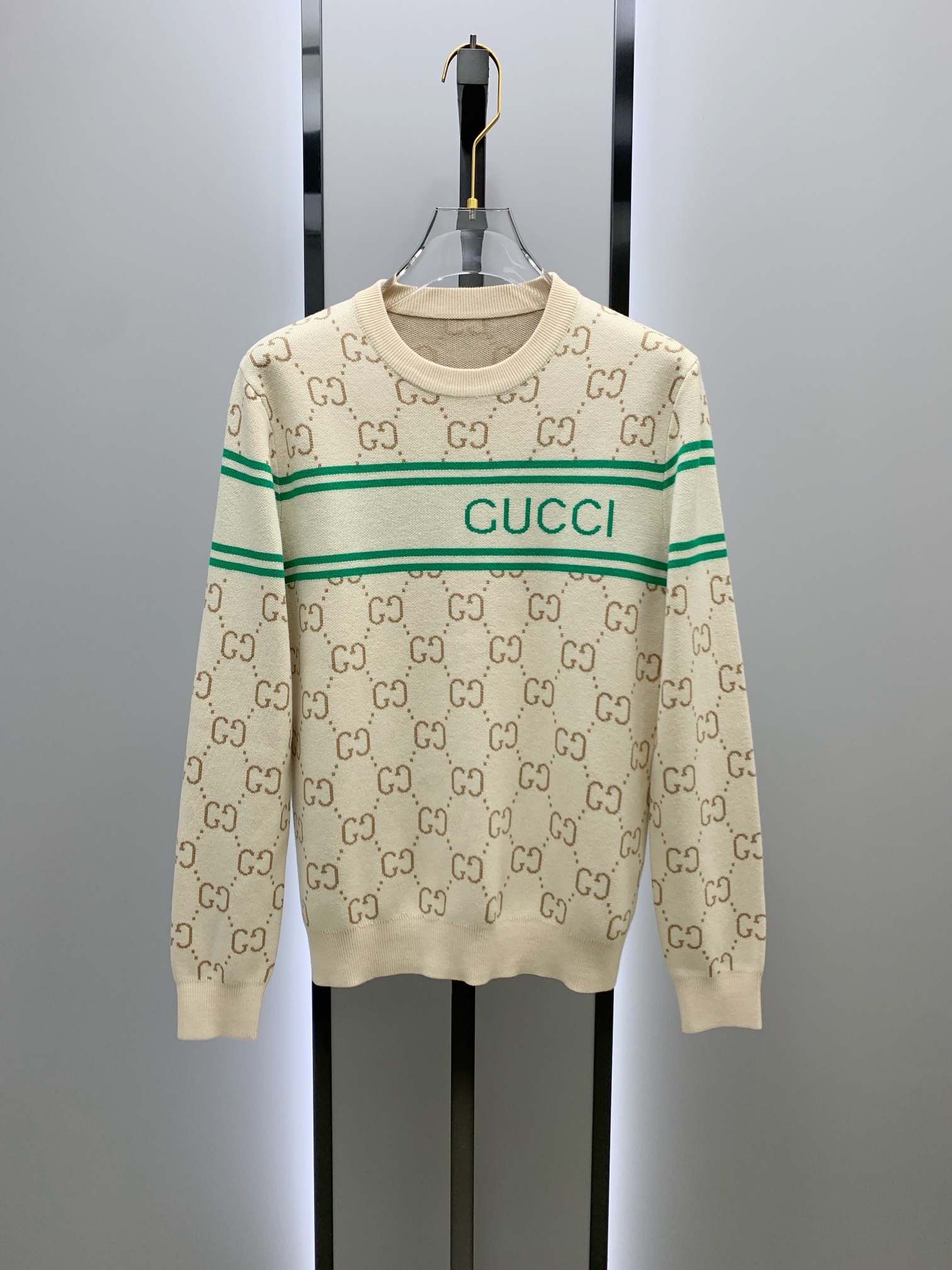 NO:120699,After the New Year Gucci*2025 autumn and winter round neck sweater, high-grilling high-density high-quality sweater, heavy-weight, heavy-duty, heavy-duty, very high-end, slightly loose slim fit style. Top version, natural big-name temperament, you can feel its texture when you get it in your hand, all the colors are dyed high-grilling cotton yarn to ensure no color difference; four-empty knitting method is used, it is firm and textured, durable, not deformed, and not easy to pill, and it also has a soft and warm comfort. It is not tied alone. If you want a layering, you can wear a shirt, T-shirt and sweater inside!  S-2XL, gucci,gucci,sweaters,shirts,tees,t-shirt,alexander wang19860909年后 古驰Gucci*2025秋冬圆领针织衫,高克重高密度高品质毛衣,重磅推荐的,真的很高级,微宽松修身版型 顶级版本,天生的大牌气质,拿到手里就能感受出它的质感全部对色定染高克重棉纱线,确保无色差；采用四空针织法,紧实又有质感,耐穿不变形不易起球,也具有柔软保暖的舒适感,单穿也不扎,想要层次感里面可以内搭衬衫T恤毛衣都可以！码数S-2XL,,gucci,gucci,sweaters,shirts,tees，t-shirt,alexander wang,Men's clothing