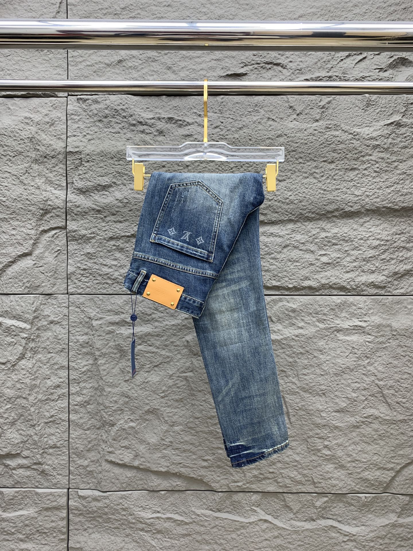 NO:597291,LV men's denim jeans, official album and poster outfit style!  High-end imported denim raw color fabrics are supplied to customers, and the pure 13oz denim fabrics from Okayama, Japan are specially selected. Heavy environmentally friendly plant enzyme washing process is used. The texture has a light retro color, which is quite beautiful and is very suitable for spring and summer color matching. The fabric is soft and delicate after washing, but has a strong muscular feel and is slightly stretchy, providing an excellent comfortable experience. There is no damage from any technical elements throughout the body, retaining the purest tannin color!  The details throughout the body are perfect, exquisite and sophisticated. The latest leather label on the waist highlights the brand's characteristics. The hardware accessories, leather label and wiring all reflect the craftsmanship!  The silhouette is perfectly tailored and has excellent butt lift and slimming effect. It can be easily matched with any top in the wardrobe. It has wide compatibility and is suitable for various daily wear. The upper body is full of style. It is a must-have trousers for those who are obsessed with quality control and 1V!  Size 29-38 No 35 37,,louis vuitton,jeans,alexander wang19860909LV 男士丹宁牛仔裤,官宣画册海报穿搭款！ 客供高级进口的丹宁原色面料,特选日本冈山纯正13oz 盎司牛仔布料,重磅环保植物酵素水洗工艺,肌理有着淡淡的复古色彩,相当漂亮,极符合春夏的配色,面料经过水洗后柔软细腻,但筋骨感极强,且略带弹力,提供了绝佳的舒适体验,通身无任何工艺元素破坏,保留了最纯粹的丹宁本色！通身细节完美如斯,精湛且考究,最新的腰部皮标彰显了品牌特质,五金配件、皮标、走线无不体现出匠心工艺！版型剪裁完美,提臀修身效果绝佳,可轻松横扫衣橱任何的上装搭配,兼容性广泛,满足于日常各种穿搭,上身型款十足,于品质控及1V迷控者必入型裤装！ 尺码29-38 无35 37,,louis vuitton,jeans,alexander wang,Men's clothing