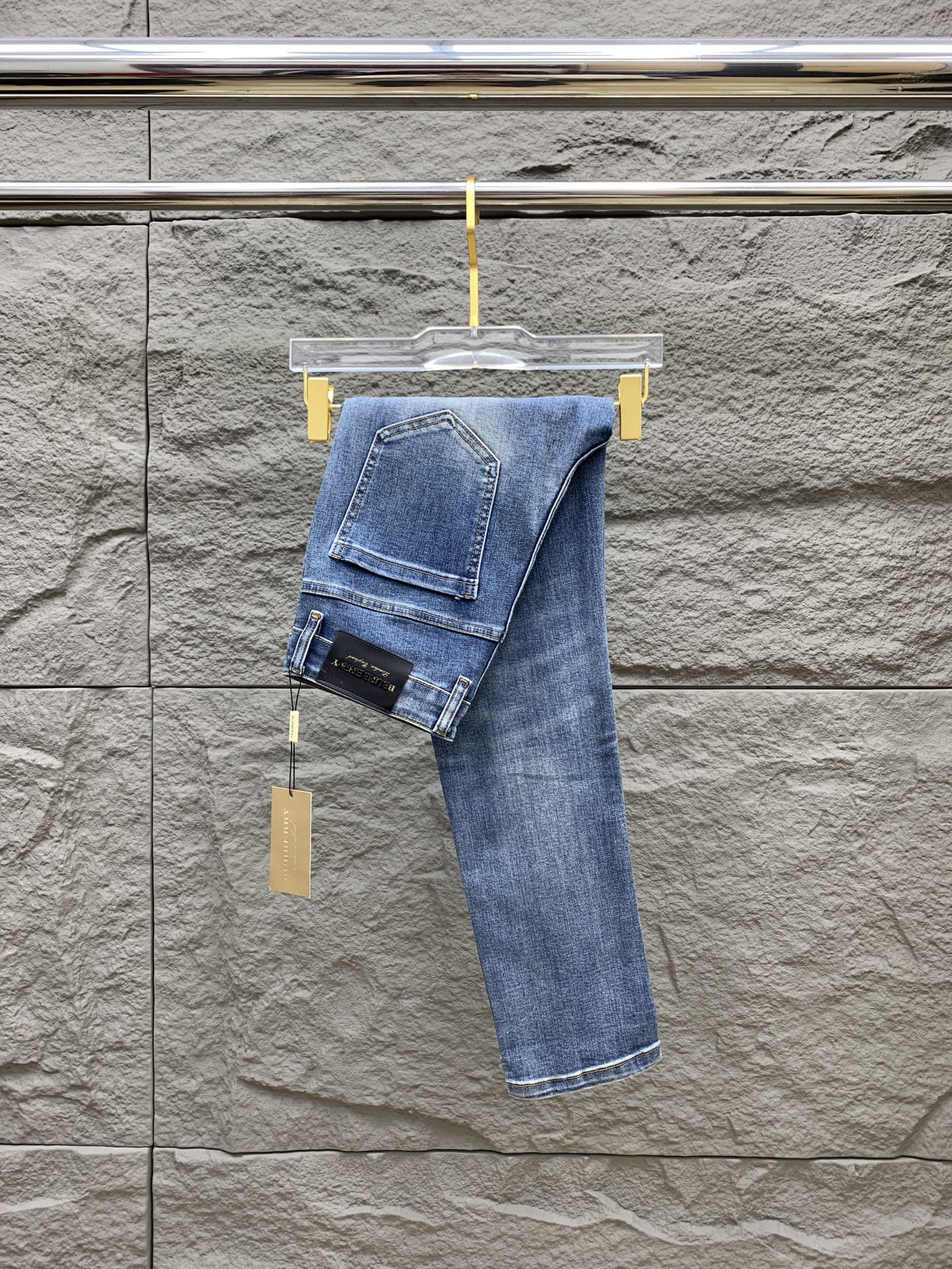 NO:597299,Burberry men's denim jeans, official album and poster outfit style!  High-end imported denim raw color fabrics are supplied to customers, and the pure 13oz denim fabrics from Okayama, Japan are specially selected. Heavy environmentally friendly plant enzyme washing process is used. The texture has a light retro color, which is quite beautiful and is very suitable for spring and summer color matching. The fabric is soft and delicate after washing, but has a strong muscular feel and is slightly stretchy, providing an excellent comfortable experience. There is no damage from any technical elements throughout the body, retaining the purest tannin color!  The details throughout the body are perfect, exquisite and sophisticated. The latest leather label on the waist highlights the brand's characteristics. The hardware accessories, leather label and wiring all reflect the craftsmanship!  The silhouette is perfectly tailored and has excellent butt lift and slimming effect. It can be easily matched with any top in the wardrobe. It has wide compatibility and is suitable for various daily wear. The upper body is full of style. It is a must-have trousers for those who are obsessed with quality control and 1V!  Size 29-38 No 35 37,,burberry,burberry,jeans,alexander wang19860909Burberry 巴宝莉 男士丹宁牛仔裤,官宣画册海报穿搭款！ 客供高级进口的丹宁原色面料,特选日本冈山纯正13oz 盎司牛仔布料,重磅环保植物酵素水洗工艺,肌理有着淡淡的复古色彩,相当漂亮,极符合春夏的配色,面料经过水洗后柔软细腻,但筋骨感极强,且略带弹力,提供了绝佳的舒适体验,通身无任何工艺元素破坏,保留了最纯粹的丹宁本色！通身细节完美如斯,精湛且考究,最新的腰部皮标彰显了品牌特质,五金配件、皮标、走线无不体现出匠心工艺！版型剪裁完美,提臀修身效果绝佳,可轻松横扫衣橱任何的上装搭配,兼容性广泛,满足于日常各种穿搭,上身型款十足,于品质控及1V迷控者必入型裤装！ 尺码29-38 无35 37,,burberry,burberry,jeans,alexander wang,Men's clothing