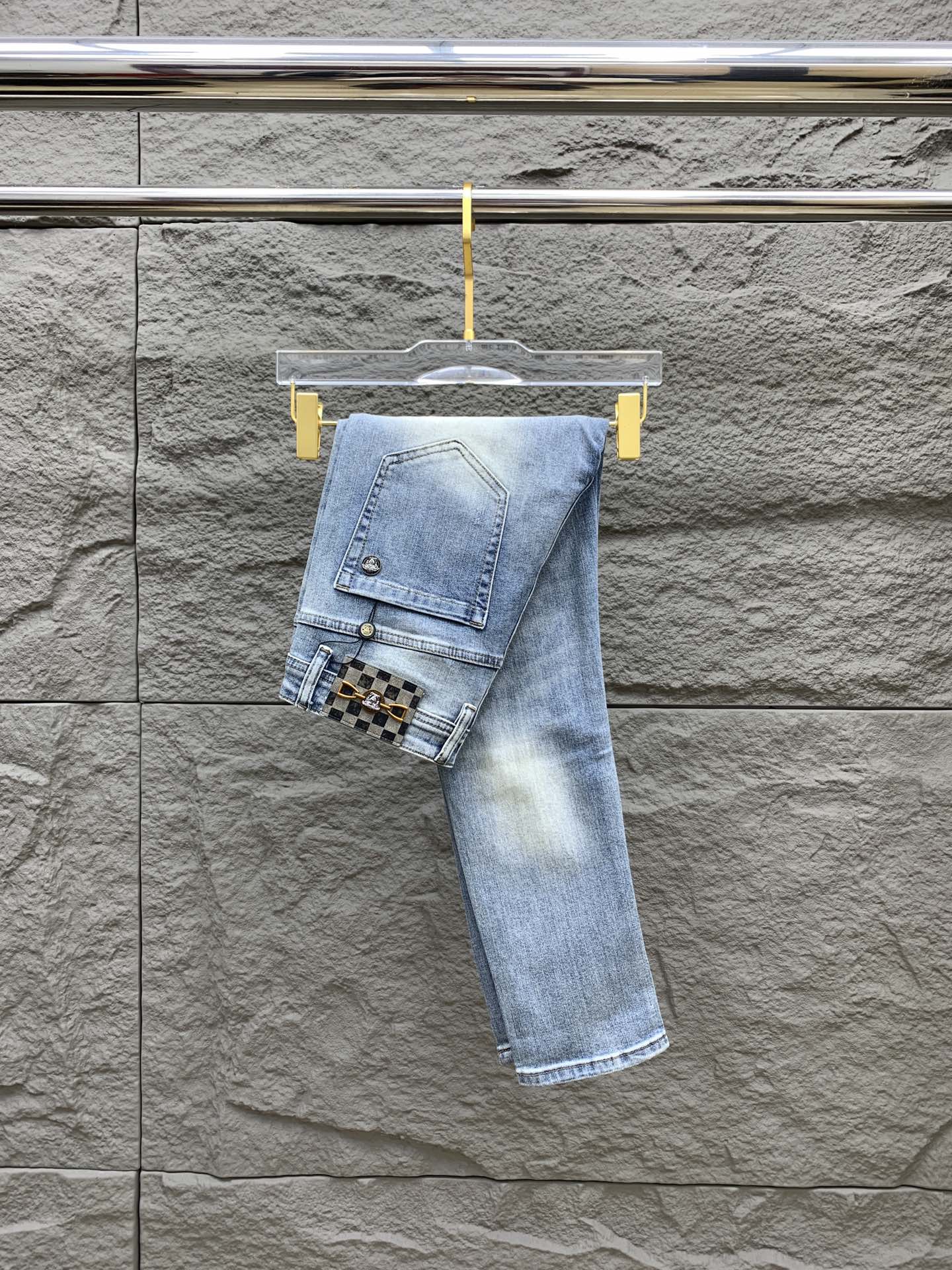 NO:597293,Versace men's denim jeans, official album and poster style!  High-end imported denim raw color fabrics are supplied to customers, and the pure 13oz denim fabrics from Okayama, Japan are specially selected. Heavy environmentally friendly plant enzyme washing process is used. The texture has a light retro color, which is quite beautiful and is very suitable for spring and summer color matching. The fabric is soft and delicate after washing, but has a strong muscular feel and is slightly stretchy, providing an excellent comfortable experience. There is no damage from any technical elements throughout the body, retaining the purest tannin color!  The details throughout the body are perfect, exquisite and sophisticated. The latest leather label on the waist highlights the brand's characteristics. The hardware accessories, leather label and wiring all reflect the craftsmanship!  The silhouette is perfectly tailored and has excellent butt lift and slimming effect. It can be easily matched with any top in the wardrobe. It has wide compatibility and is suitable for various daily wear. The upper body is full of style. It is a must-have trousers for those who are obsessed with quality control and 1V!  Size 29-38 No 35 37,,versace,jeans,alexander wang19860909范思哲 男士丹宁牛仔裤,官宣画册海报穿搭款！ 客供高级进口的丹宁原色面料,特选日本冈山纯正13oz 盎司牛仔布料,重磅环保植物酵素水洗工艺,肌理有着淡淡的复古色彩,相当漂亮,极符合春夏的配色,面料经过水洗后柔软细腻,但筋骨感极强,且略带弹力,提供了绝佳的舒适体验,通身无任何工艺元素破坏,保留了最纯粹的丹宁本色！通身细节完美如斯,精湛且考究,最新的腰部皮标彰显了品牌特质,五金配件、皮标、走线无不体现出匠心工艺！版型剪裁完美,提臀修身效果绝佳,可轻松横扫衣橱任何的上装搭配,兼容性广泛,满足于日常各种穿搭,上身型款十足,于品质控及1V迷控者必入型裤装！ 尺码29-38 无35 37,,versace,jeans,alexander wang,Men's clothing