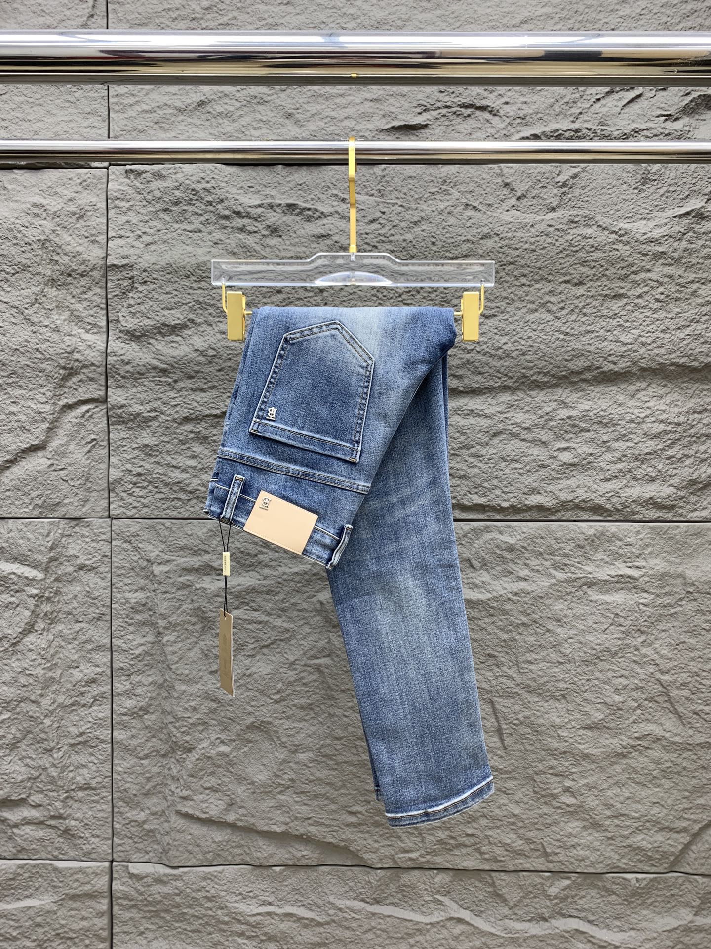 NO:597307,Burberry men's denim jeans, official album and poster outfit style!  High-end imported denim raw color fabrics are supplied to customers, and the pure 13oz denim fabrics from Okayama, Japan are specially selected. Heavy environmentally friendly plant enzyme washing process is used. The texture has a light retro color, which is quite beautiful and is very suitable for spring and summer color matching. The fabric is soft and delicate after washing, but has a strong muscular feel and is slightly stretchy, providing an excellent comfortable experience. There is no damage from any technical elements throughout the body, retaining the purest tannin color!  The details throughout the body are perfect, exquisite and sophisticated. The latest leather label on the waist highlights the brand's characteristics. The hardware accessories, leather label and wiring all reflect the craftsmanship!  The silhouette is perfectly tailored and has excellent butt lift and slimming effect. It can be easily matched with any top in the wardrobe. It has wide compatibility and is suitable for various daily wear. The upper body is full of style. It is a must-have trousers for those who are obsessed with quality control and 1V!  Size 29-38 No 35 37,,burberry,burberry,jeans,alexander wang19860909Burberry 巴宝莉 男士丹宁牛仔裤,官宣画册海报穿搭款！ 客供高级进口的丹宁原色面料,特选日本冈山纯正13oz 盎司牛仔布料,重磅环保植物酵素水洗工艺,肌理有着淡淡的复古色彩,相当漂亮,极符合春夏的配色,面料经过水洗后柔软细腻,但筋骨感极强,且略带弹力,提供了绝佳的舒适体验,通身无任何工艺元素破坏,保留了最纯粹的丹宁本色！通身细节完美如斯,精湛且考究,最新的腰部皮标彰显了品牌特质,五金配件、皮标、走线无不体现出匠心工艺！版型剪裁完美,提臀修身效果绝佳,可轻松横扫衣橱任何的上装搭配,兼容性广泛,满足于日常各种穿搭,上身型款十足,于品质控及1V迷控者必入型裤装！ 尺码29-38 无35 37,,burberry,burberry,jeans,alexander wang,Men's clothing