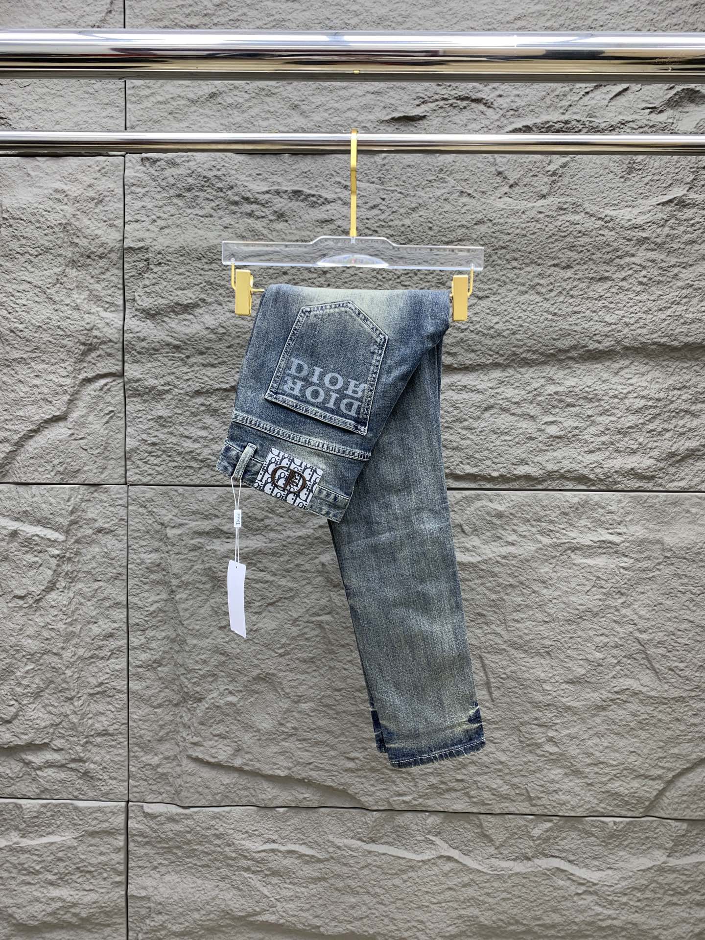 NO:567044,Dior men's denim jeans, official album and poster style!  High-grade imported denim raw color fabrics are supplied to customers, and the pure 13oz denim fabrics from Okayama, Japan are specially selected. Heavy-duty environmentally friendly plant enzyme washing process is used. The texture has a light retro color, which is quite beautiful and is very suitable for autumn and winter color matching. The fabric is soft and delicate after washing, but has strong bones and a slight stretch, providing an excellent comfortable experience. There is no damage from any technological elements throughout the body, retaining the purest tannin color!  The details throughout the body are perfect, exquisite and sophisticated. The latest leather label on the waist highlights the brand's characteristics. The hardware accessories, leather label and wiring all reflect the craftsmanship!  The silhouette is perfectly tailored and has excellent butt lift and slimming effect. It can be easily matched with any top in the wardrobe. It has wide compatibility and is suitable for various daily wear. The upper body is full of style. It is a must-have trousers for those who are obsessed with quality control and 1V!  Size 29-38 No 35 37,,dior,dior,jeans,alexander wang19860909Dior 迪奥 男士丹宁牛仔裤,官宣画册海报穿搭款！ 客供高级进口的丹宁原色面料,特选日本冈山纯正13oz 盎司牛仔布料,重磅环保植物酵素水洗工艺,肌理有着淡淡的复古色彩,相当漂亮,极符合秋冬的配色,面料经过水洗后柔软细腻,但筋骨感极强,且略带弹力,提供了绝佳的舒适体验,通身无任何工艺元素破坏,保留了最纯粹的丹宁本色！通身细节完美如斯,精湛且考究,最新的腰部皮标彰显了品牌特质,五金配件、皮标、走线无不体现出匠心工艺！版型剪裁完美,提臀修身效果绝佳,可轻松横扫衣橱任何的上装搭配,兼容性广泛,满足于日常各种穿搭,上身型款十足,于品质控及1V迷控者必入型裤装！ 尺码29-38 无35 37,,dior,dior,jeans,alexander wang,Men's clothing