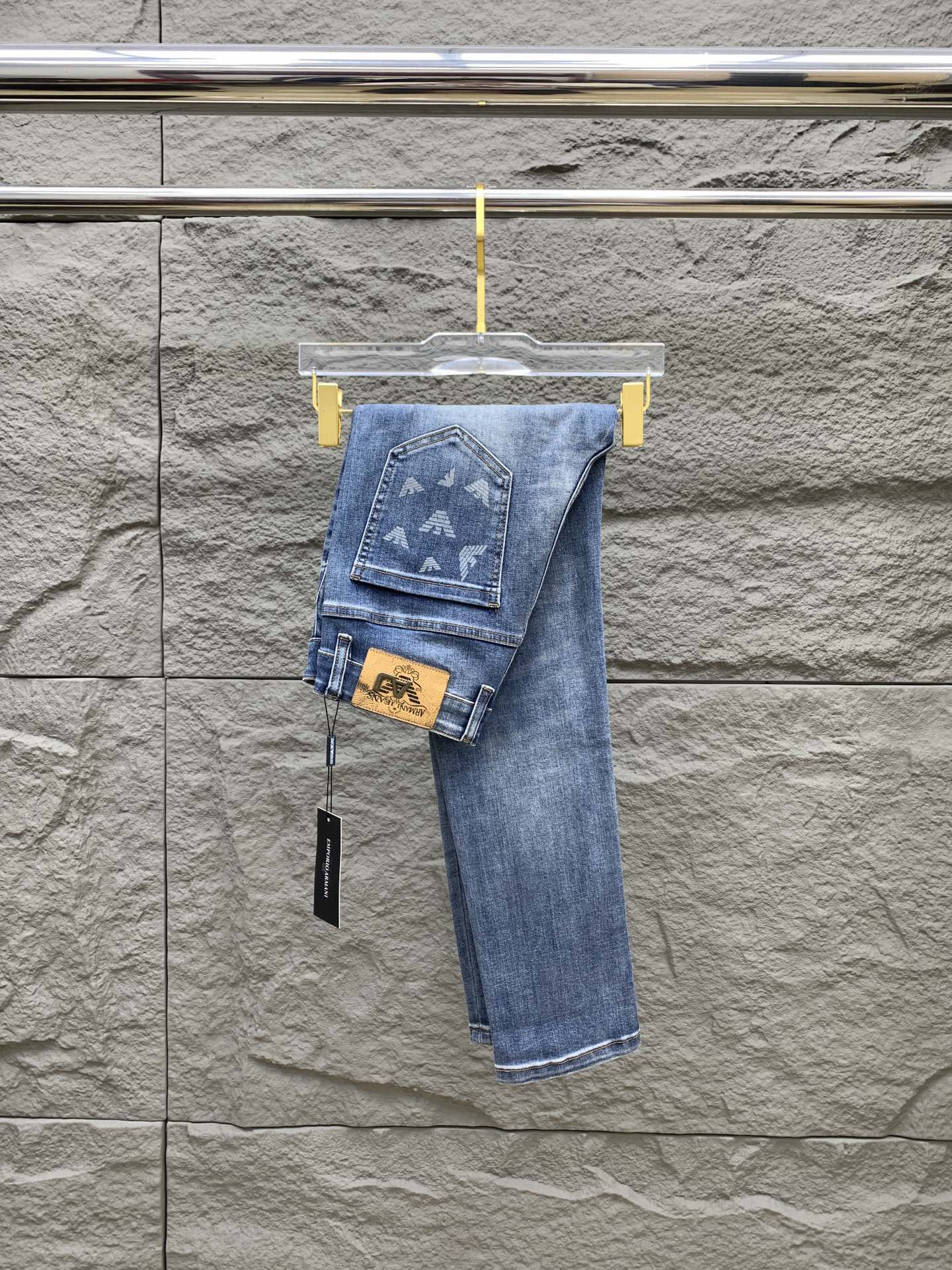 NO:567048,Armani Armani men's denim jeans, official album and poster wear style!  High-grade imported denim raw color fabrics are supplied to customers, and the pure 13oz denim fabrics from Okayama, Japan are specially selected. Heavy-duty environmentally friendly plant enzyme washing process is used. The texture has a light retro color, which is quite beautiful and is very suitable for autumn and winter color matching. The fabric is soft and delicate after washing, but has strong bones and a slight stretch, providing an excellent comfortable experience. There is no damage from any technological elements throughout the body, retaining the purest tannin color!  The details throughout the body are perfect, exquisite and sophisticated. The latest leather label on the waist highlights the brand's characteristics. The hardware accessories, leather label and wiring all reflect the craftsmanship!  The silhouette is perfectly tailored and has excellent butt lift and slimming effect. It can be easily matched with any top in the wardrobe. It has wide compatibility and is suitable for various daily wear. The upper body is full of style. It is a must-have trousers for those who are obsessed with quality control and 1V!  Size 29-38 No 35 37,,armani,armani,jeans,alexander wang19860909Armani 阿玛尼 男士丹宁牛仔裤,官宣画册海报穿搭款！ 客供高级进口的丹宁原色面料,特选日本冈山纯正13oz 盎司牛仔布料,重磅环保植物酵素水洗工艺,肌理有着淡淡的复古色彩,相当漂亮,极符合秋冬的配色,面料经过水洗后柔软细腻,但筋骨感极强,且略带弹力,提供了绝佳的舒适体验,通身无任何工艺元素破坏,保留了最纯粹的丹宁本色！通身细节完美如斯,精湛且考究,最新的腰部皮标彰显了品牌特质,五金配件、皮标、走线无不体现出匠心工艺！版型剪裁完美,提臀修身效果绝佳,可轻松横扫衣橱任何的上装搭配,兼容性广泛,满足于日常各种穿搭,上身型款十足,于品质控及1V迷控者必入型裤装！ 尺码29-38 无35 37,,armani,armani,jeans,alexander wang,Men's clothing