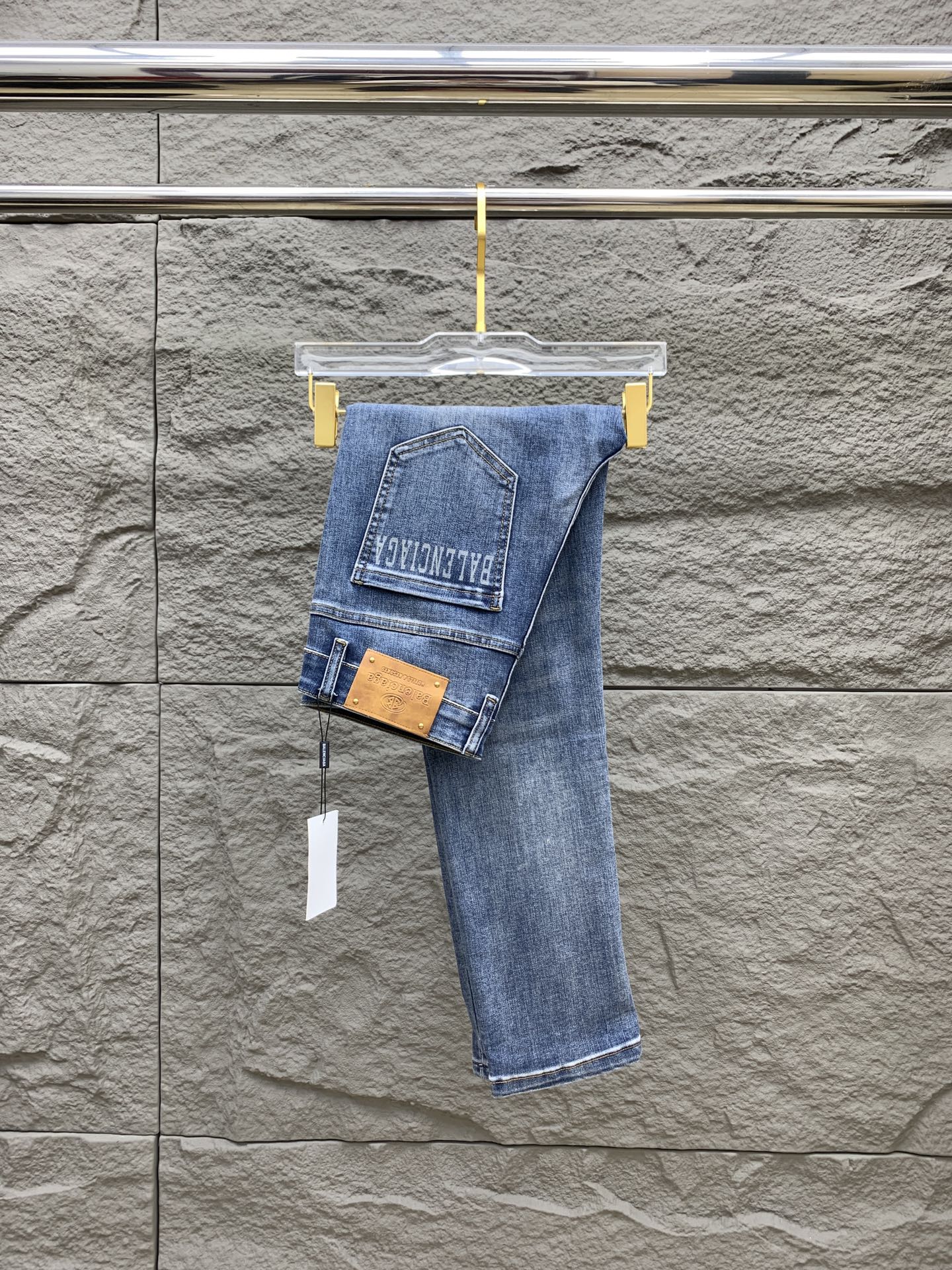 NO:597309,Balenciaga men's denim jeans, official album and poster outfit style!  High-end imported denim raw color fabrics are supplied to customers, and the pure 13oz denim fabrics from Okayama, Japan are specially selected. Heavy environmentally friendly plant enzyme washing process is used. The texture has a light retro color, which is quite beautiful and is very suitable for spring and summer color matching. The fabric is soft and delicate after washing, but has a strong muscular feel and is slightly stretchy, providing an excellent comfortable experience. There is no damage from any technical elements throughout the body, retaining the purest tannin color!  The details throughout the body are perfect, exquisite and sophisticated. The latest leather label on the waist highlights the brand's characteristics. The hardware accessories, leather label and wiring all reflect the craftsmanship!  The silhouette is perfectly tailored and has excellent butt lift and slimming effect. It can be easily matched with any top in the wardrobe. It has wide compatibility and is suitable for various daily wear. The upper body is full of style. It is a must-have trousers for those who are obsessed with quality control and 1V!  Size 29-38 No 35 37,,balenciaga,jeans,alexander wang19860909巴黎世家 男士丹宁牛仔裤,官宣画册海报穿搭款！ 客供高级进口的丹宁原色面料,特选日本冈山纯正13oz 盎司牛仔布料,重磅环保植物酵素水洗工艺,肌理有着淡淡的复古色彩,相当漂亮,极符合春夏的配色,面料经过水洗后柔软细腻,但筋骨感极强,且略带弹力,提供了绝佳的舒适体验,通身无任何工艺元素破坏,保留了最纯粹的丹宁本色！通身细节完美如斯,精湛且考究,最新的腰部皮标彰显了品牌特质,五金配件、皮标、走线无不体现出匠心工艺！版型剪裁完美,提臀修身效果绝佳,可轻松横扫衣橱任何的上装搭配,兼容性广泛,满足于日常各种穿搭,上身型款十足,于品质控及1V迷控者必入型裤装！ 尺码29-38 无35 37,,balenciaga,jeans,alexander wang,Men's clothing