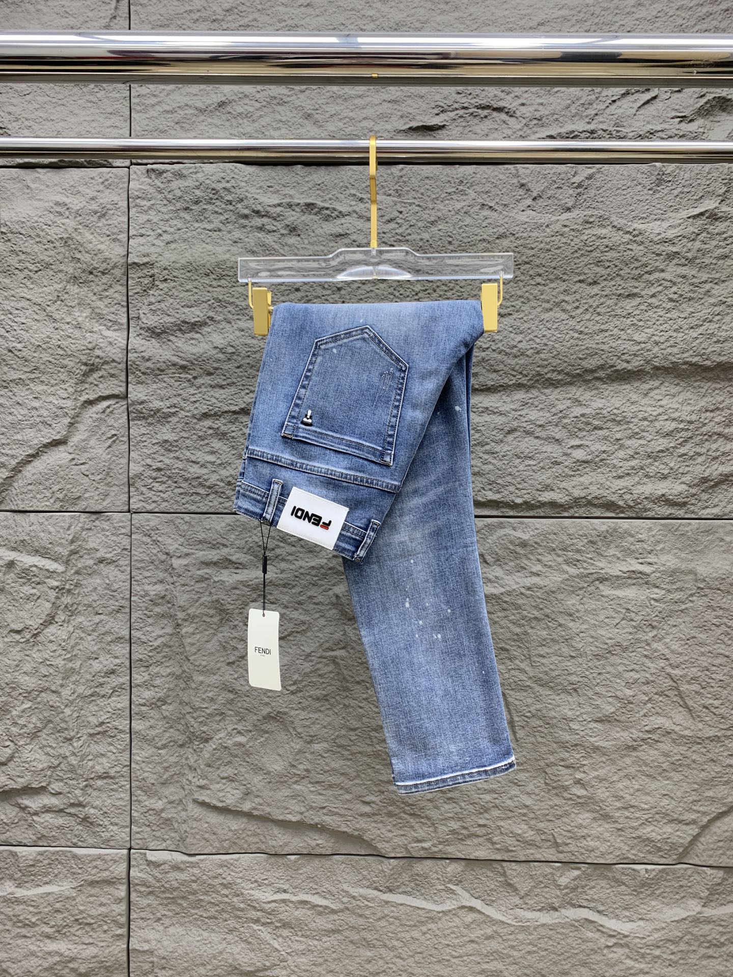 NO:567058,FENDI Fendi Men's Denim Jeans, Official Announcement Album and Poster Style!  High-grade imported denim raw color fabrics are supplied to customers, and the pure 13oz denim fabrics from Okayama, Japan are specially selected. Heavy-duty environmentally friendly plant enzyme washing process is used. The texture has a light retro color, which is quite beautiful and is very suitable for autumn and winter color matching. The fabric is soft and delicate after washing, but has strong bones and a slight stretch, providing an excellent comfortable experience. There is no damage from any technological elements throughout the body, retaining the purest tannin color!  The details throughout the body are perfect, exquisite and sophisticated. The latest leather label on the waist highlights the brand's characteristics. The hardware accessories, leather label and wiring all reflect the craftsmanship!  The silhouette is perfectly tailored and has excellent butt lift and slimming effect. It can be easily matched with any top in the wardrobe. It has wide compatibility and is suitable for various daily wear. The upper body is full of style. It is a must-have trousers for those who are obsessed with quality control and 1V!  Size 29-38 No 35 37,,fendi,fendi,jeans,alexander wang19860909FENDI 芬迪 男士丹宁牛仔裤,官宣画册海报穿搭款！ 客供高级进口的丹宁原色面料,特选日本冈山纯正13oz 盎司牛仔布料,重磅环保植物酵素水洗工艺,肌理有着淡淡的复古色彩,相当漂亮,极符合秋冬的配色,面料经过水洗后柔软细腻,但筋骨感极强,且略带弹力,提供了绝佳的舒适体验,通身无任何工艺元素破坏,保留了最纯粹的丹宁本色！通身细节完美如斯,精湛且考究,最新的腰部皮标彰显了品牌特质,五金配件、皮标、走线无不体现出匠心工艺！版型剪裁完美,提臀修身效果绝佳,可轻松横扫衣橱任何的上装搭配,兼容性广泛,满足于日常各种穿搭,上身型款十足,于品质控及1V迷控者必入型裤装！ 尺码29-38 无35 37,,fendi,fendi,jeans,alexander wang,Men's clothing