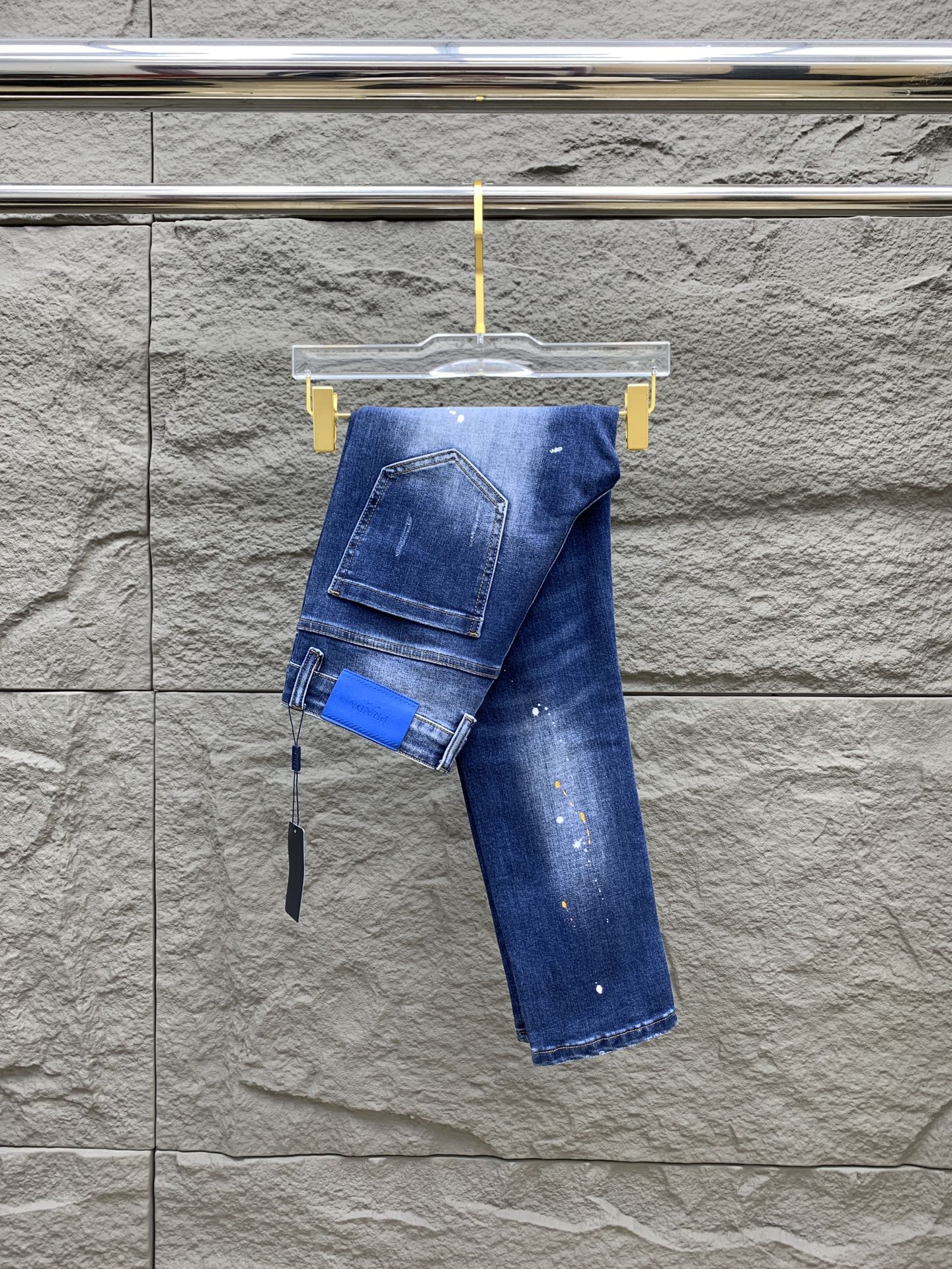 NO:597302,PRADA Men's denim jeans, official album and poster outfit!  High-end imported denim raw color fabrics are supplied to customers, and the pure 13oz denim fabrics from Okayama, Japan are specially selected. Heavy environmentally friendly plant enzyme washing process is used. The texture has a light retro color, which is quite beautiful and is very suitable for spring and summer color matching. The fabric is soft and delicate after washing, but has a strong muscular feel and is slightly stretchy, providing an excellent comfortable experience. There is no damage from any technical elements throughout the body, retaining the purest tannin color!  The details throughout the body are perfect, exquisite and sophisticated. The latest leather label on the waist highlights the brand's characteristics. The hardware accessories, leather label and wiring all reflect the craftsmanship!  The silhouette is perfectly tailored and has excellent butt lift and slimming effect. It can be easily matched with any top in the wardrobe. It has wide compatibility and is suitable for various daily wear. The upper body is full of style. It is a must-have trousers for those who are obsessed with quality control and 1V!  Size 29-38 No 35 37,,prada,prada,jeans,alexander wang19860909PRADA 普拉达 男士丹宁牛仔裤,官宣画册海报穿搭款！ 客供高级进口的丹宁原色面料,特选日本冈山纯正13oz 盎司牛仔布料,重磅环保植物酵素水洗工艺,肌理有着淡淡的复古色彩,相当漂亮,极符合春夏的配色,面料经过水洗后柔软细腻,但筋骨感极强,且略带弹力,提供了绝佳的舒适体验,通身无任何工艺元素破坏,保留了最纯粹的丹宁本色！通身细节完美如斯,精湛且考究,最新的腰部皮标彰显了品牌特质,五金配件、皮标、走线无不体现出匠心工艺！版型剪裁完美,提臀修身效果绝佳,可轻松横扫衣橱任何的上装搭配,兼容性广泛,满足于日常各种穿搭,上身型款十足,于品质控及1V迷控者必入型裤装！ 尺码29-38 无35 37,,prada,prada,jeans,alexander wang,Men's clothing