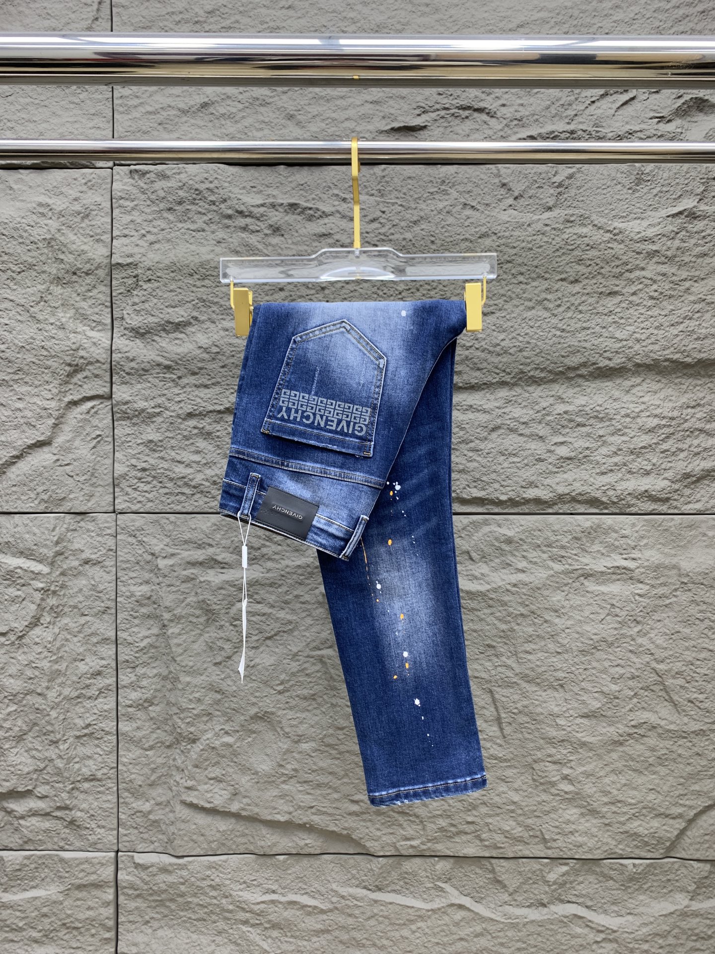 NO:597295,Givenchy men's denim jeans, official album and poster outfit style!  High-end imported denim raw color fabrics are supplied to customers, and the pure 13oz denim fabrics from Okayama, Japan are specially selected. Heavy environmentally friendly plant enzyme washing process is used. The texture has a light retro color, which is quite beautiful and is very suitable for spring and summer color matching. The fabric is soft and delicate after washing, but has a strong muscular feel and is slightly stretchy, providing an excellent comfortable experience. There is no damage from any technical elements throughout the body, retaining the purest tannin color!  The details throughout the body are perfect, exquisite and sophisticated. The latest leather label on the waist highlights the brand's characteristics. The hardware accessories, leather label and wiring all reflect the craftsmanship!  The silhouette is perfectly tailored and has excellent butt lift and slimming effect. It can be easily matched with any top in the wardrobe. It has wide compatibility and is suitable for various daily wear. The upper body is full of style. It is a must-have trousers for those who are obsessed with quality control and 1V!  Size 29-38 No 35 37,,givenchy,jeans,alexander wang19860909纪梵希 男士丹宁牛仔裤,官宣画册海报穿搭款！ 客供高级进口的丹宁原色面料,特选日本冈山纯正13oz 盎司牛仔布料,重磅环保植物酵素水洗工艺,肌理有着淡淡的复古色彩,相当漂亮,极符合春夏的配色,面料经过水洗后柔软细腻,但筋骨感极强,且略带弹力,提供了绝佳的舒适体验,通身无任何工艺元素破坏,保留了最纯粹的丹宁本色！通身细节完美如斯,精湛且考究,最新的腰部皮标彰显了品牌特质,五金配件、皮标、走线无不体现出匠心工艺！版型剪裁完美,提臀修身效果绝佳,可轻松横扫衣橱任何的上装搭配,兼容性广泛,满足于日常各种穿搭,上身型款十足,于品质控及1V迷控者必入型裤装！ 尺码29-38 无35 37,,givenchy,jeans,alexander wang,Men's clothing