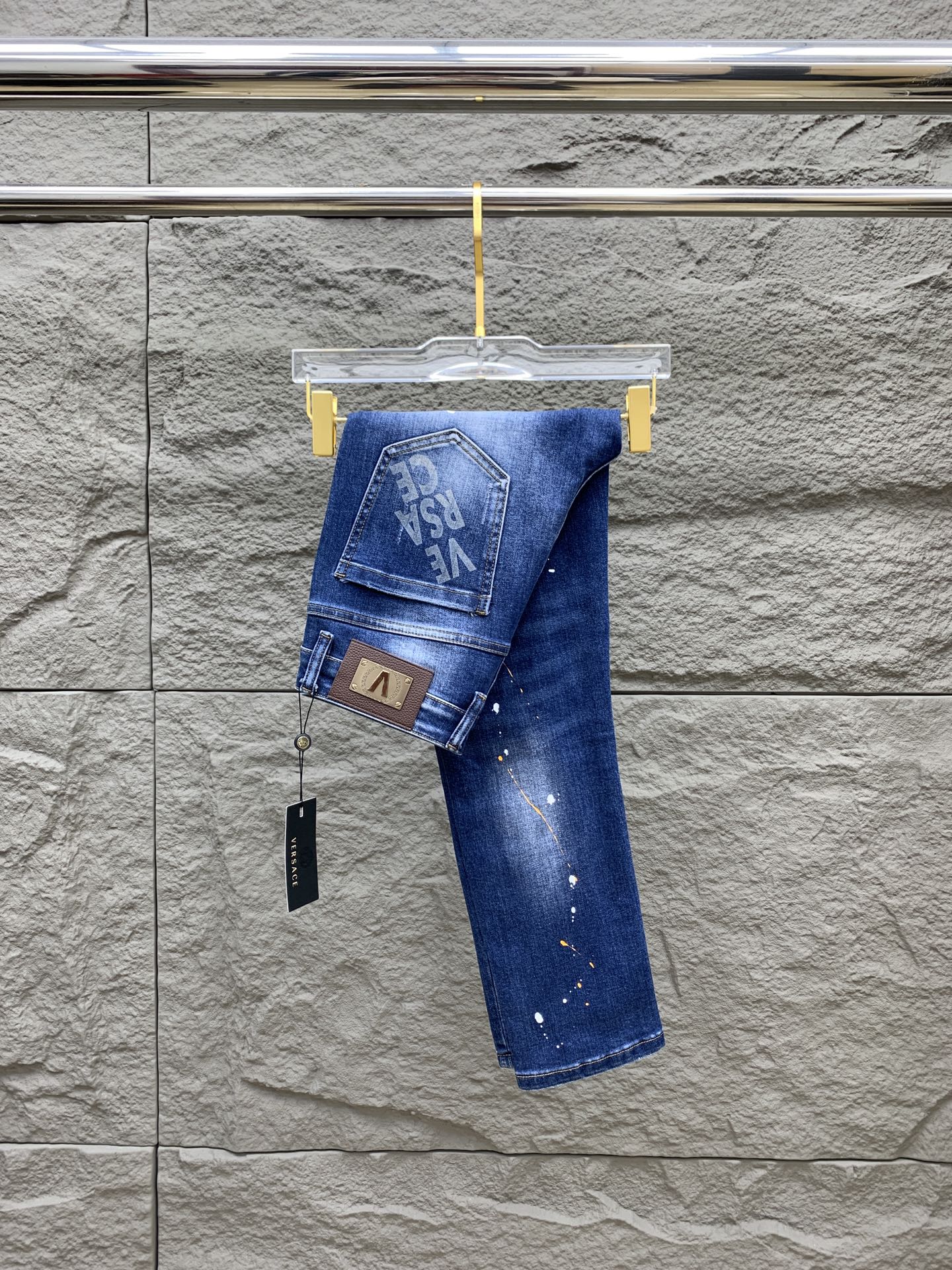 NO:567053,Versace men's denim jeans, official album and poster style!  High-grade imported denim raw color fabrics are supplied to customers, and the pure 13oz denim fabrics from Okayama, Japan are specially selected. Heavy-duty environmentally friendly plant enzyme washing process is used. The texture has a light retro color, which is quite beautiful and is very suitable for autumn and winter color matching. The fabric is soft and delicate after washing, but has strong bones and a slight stretch, providing an excellent comfortable experience. There is no damage from any technological elements throughout the body, retaining the purest tannin color!  The details throughout the body are perfect, exquisite and sophisticated. The latest leather label on the waist highlights the brand's characteristics. The hardware accessories, leather label and wiring all reflect the craftsmanship!  The silhouette is perfectly tailored and has excellent butt lift and slimming effect. It can be easily matched with any top in the wardrobe. It has wide compatibility and is suitable for various daily wear. The upper body is full of style. It is a must-have trousers for those who are obsessed with quality control and 1V!  Size 29-38 No 35 37,,versace,jeans,alexander wang19860909范思哲 男士丹宁牛仔裤,官宣画册海报穿搭款！ 客供高级进口的丹宁原色面料,特选日本冈山纯正13oz 盎司牛仔布料,重磅环保植物酵素水洗工艺,肌理有着淡淡的复古色彩,相当漂亮,极符合秋冬的配色,面料经过水洗后柔软细腻,但筋骨感极强,且略带弹力,提供了绝佳的舒适体验,通身无任何工艺元素破坏,保留了最纯粹的丹宁本色！通身细节完美如斯,精湛且考究,最新的腰部皮标彰显了品牌特质,五金配件、皮标、走线无不体现出匠心工艺！版型剪裁完美,提臀修身效果绝佳,可轻松横扫衣橱任何的上装搭配,兼容性广泛,满足于日常各种穿搭,上身型款十足,于品质控及1V迷控者必入型裤装！ 尺码29-38 无35 37,,versace,jeans,alexander wang,Men's clothing