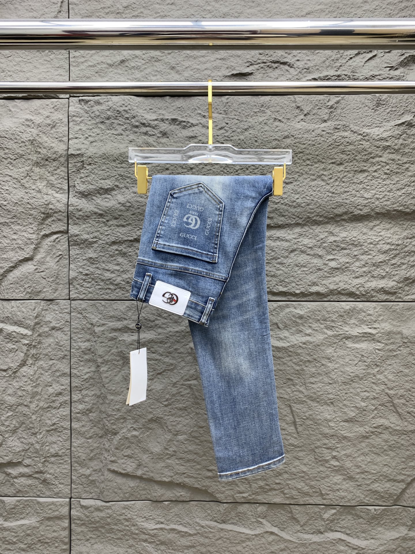 NO:567015,GUCCI men's denim jeans, official album and poster outfit style!  High-grade imported denim raw color fabrics are supplied to customers, and the pure 13oz denim fabrics from Okayama, Japan are specially selected. Heavy-duty environmentally friendly plant enzyme washing process is used. The texture has a light retro color, which is quite beautiful and is very suitable for autumn and winter color matching. The fabric is soft and delicate after washing, but has strong bones and a slight stretch, providing an excellent comfortable experience. There is no damage from any technological elements throughout the body, retaining the purest tannin color!  The details throughout the body are perfect, exquisite and sophisticated. The latest leather label on the waist highlights the brand's characteristics. The hardware accessories, leather label and wiring all reflect the craftsmanship!  The silhouette is perfectly tailored and has excellent butt lift and slimming effect. It can be easily matched with any top in the wardrobe. It has wide compatibility and is suitable for various daily wear. The upper body is full of style. It is a must-have trousers for those who are obsessed with quality control and 1V!  Size 29-38 No 35 37,,gucci,jeans,alexander wang19860909GUCCI 古奇 男士丹宁牛仔裤,官宣画册海报穿搭款！ 客供高级进口的丹宁原色面料,特选日本冈山纯正13oz 盎司牛仔布料,重磅环保植物酵素水洗工艺,肌理有着淡淡的复古色彩,相当漂亮,极符合秋冬的配色,面料经过水洗后柔软细腻,但筋骨感极强,且略带弹力,提供了绝佳的舒适体验,通身无任何工艺元素破坏,保留了最纯粹的丹宁本色！通身细节完美如斯,精湛且考究,最新的腰部皮标彰显了品牌特质,五金配件、皮标、走线无不体现出匠心工艺！版型剪裁完美,提臀修身效果绝佳,可轻松横扫衣橱任何的上装搭配,兼容性广泛,满足于日常各种穿搭,上身型款十足,于品质控及1V迷控者必入型裤装！ 尺码29-38 无35 37,,gucci,jeans,alexander wang,Men's clothing